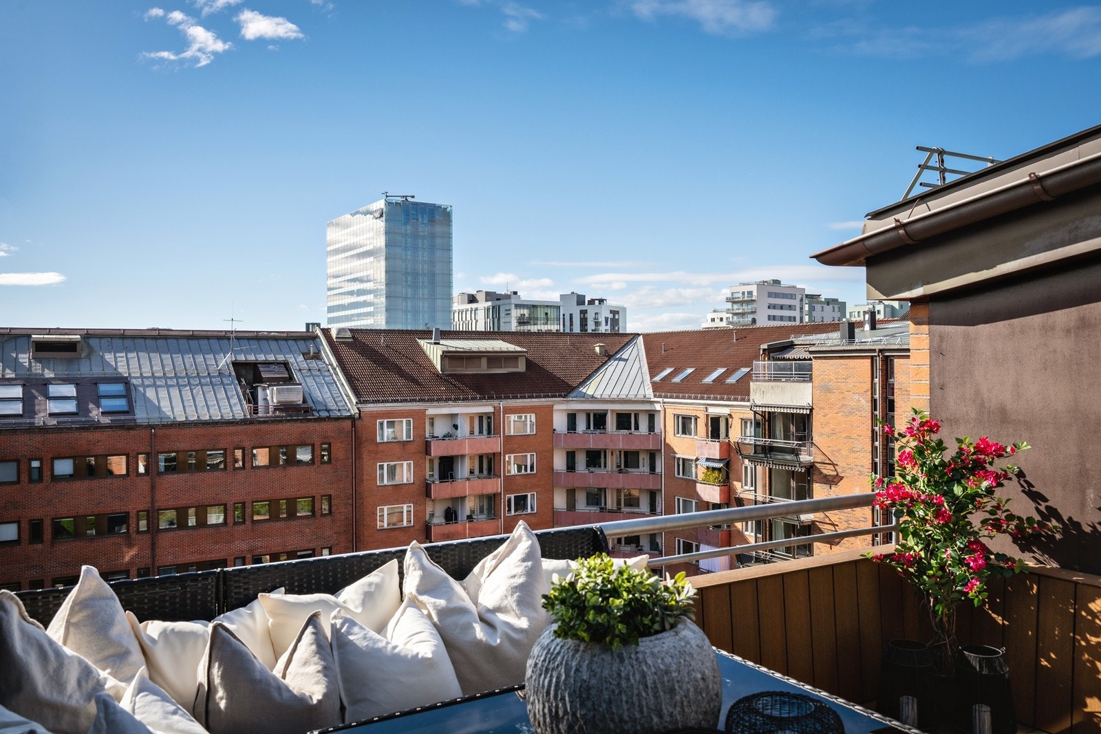 Balkongen er sydvestvendt med gode solforhold, og vender ut mot rolig bakgård. Sol fra ca. 10 til kl. 23 midtsommers. Galleribilde
