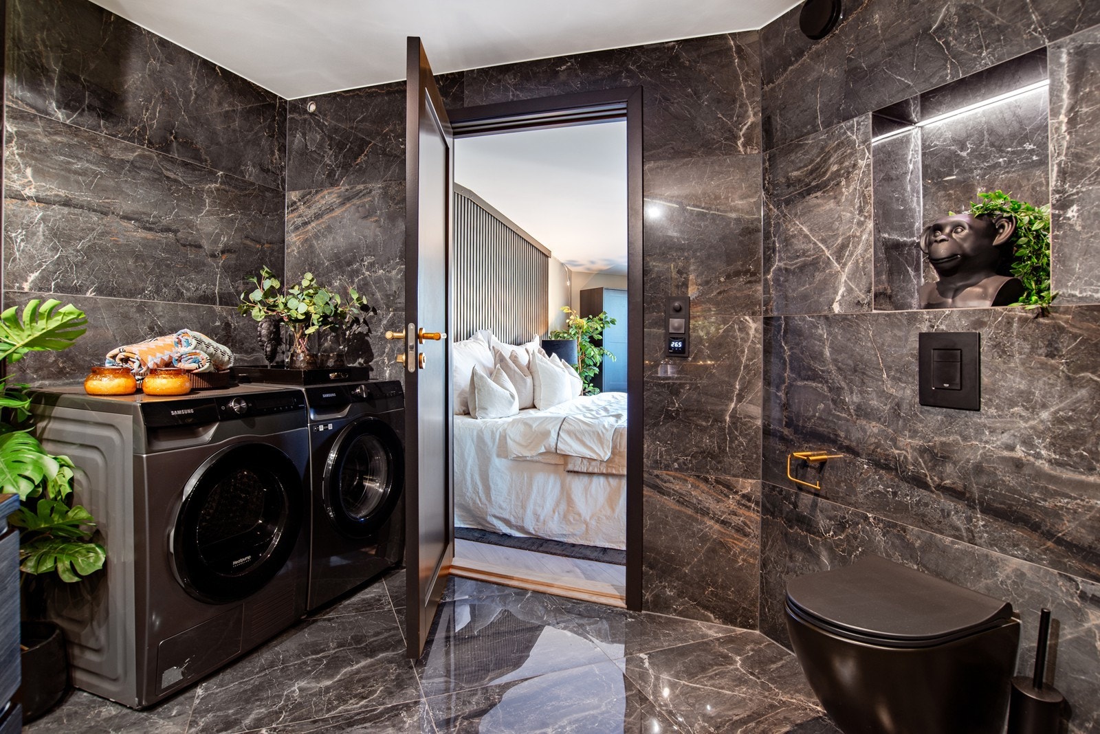 Det er god plass til både vaskemaskin og tørketrommel på badet. Galleribilde