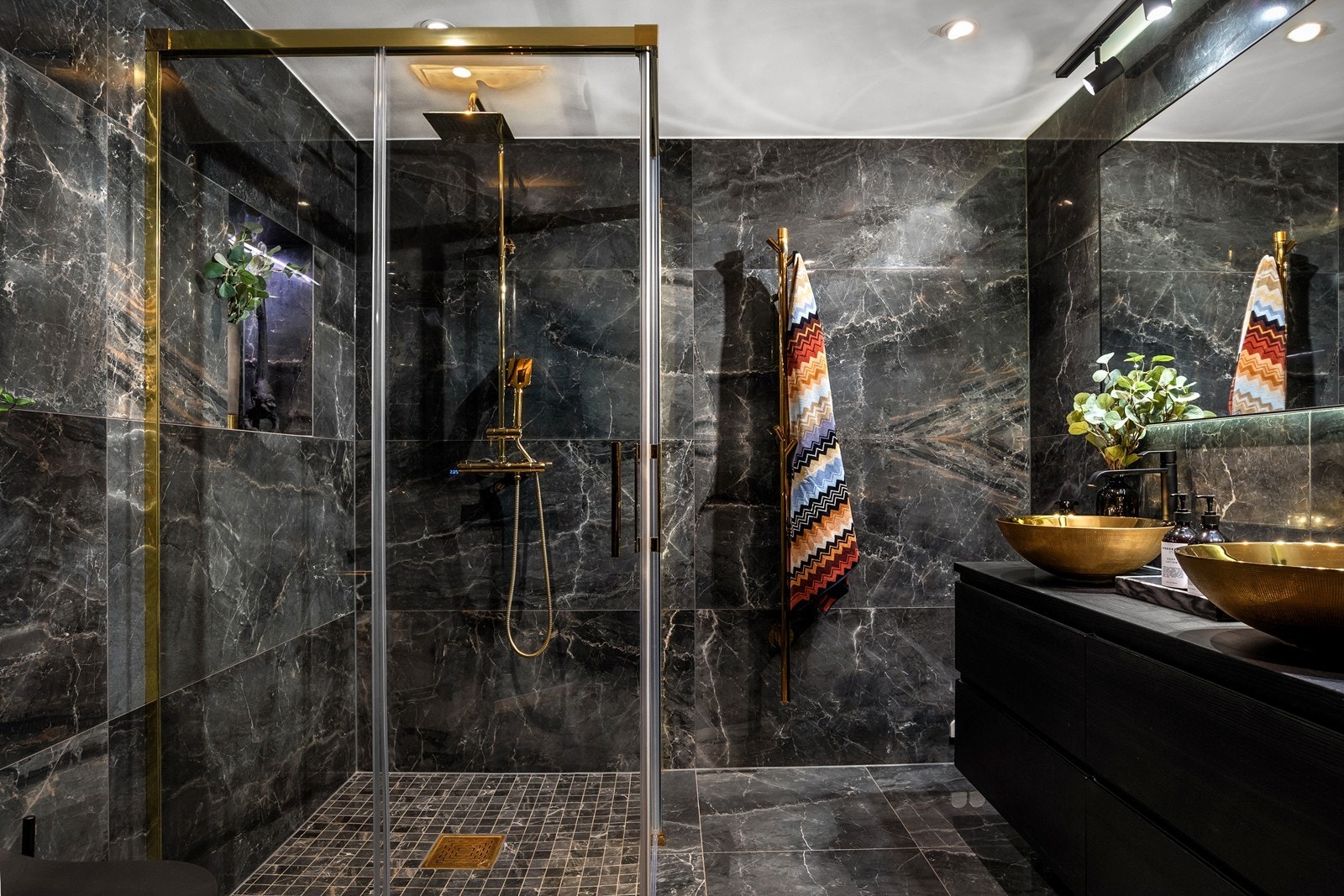 Badet har mekanisk avtrekk med ventil. Galleribilde