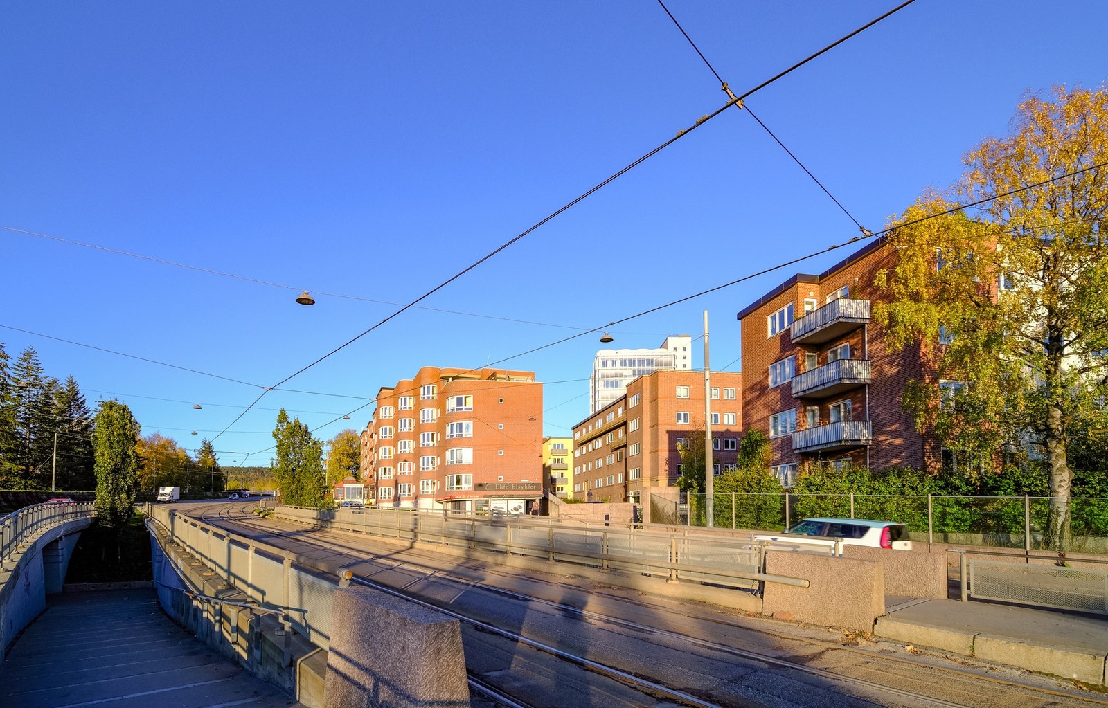 Godt kollektivtilbud med både buss, trikk og t-bane like utenfor døren. Det er også kort vei til Carl Berner, som regnes som et knutepunkt for offentlig kommunikasjon. Galleribilde