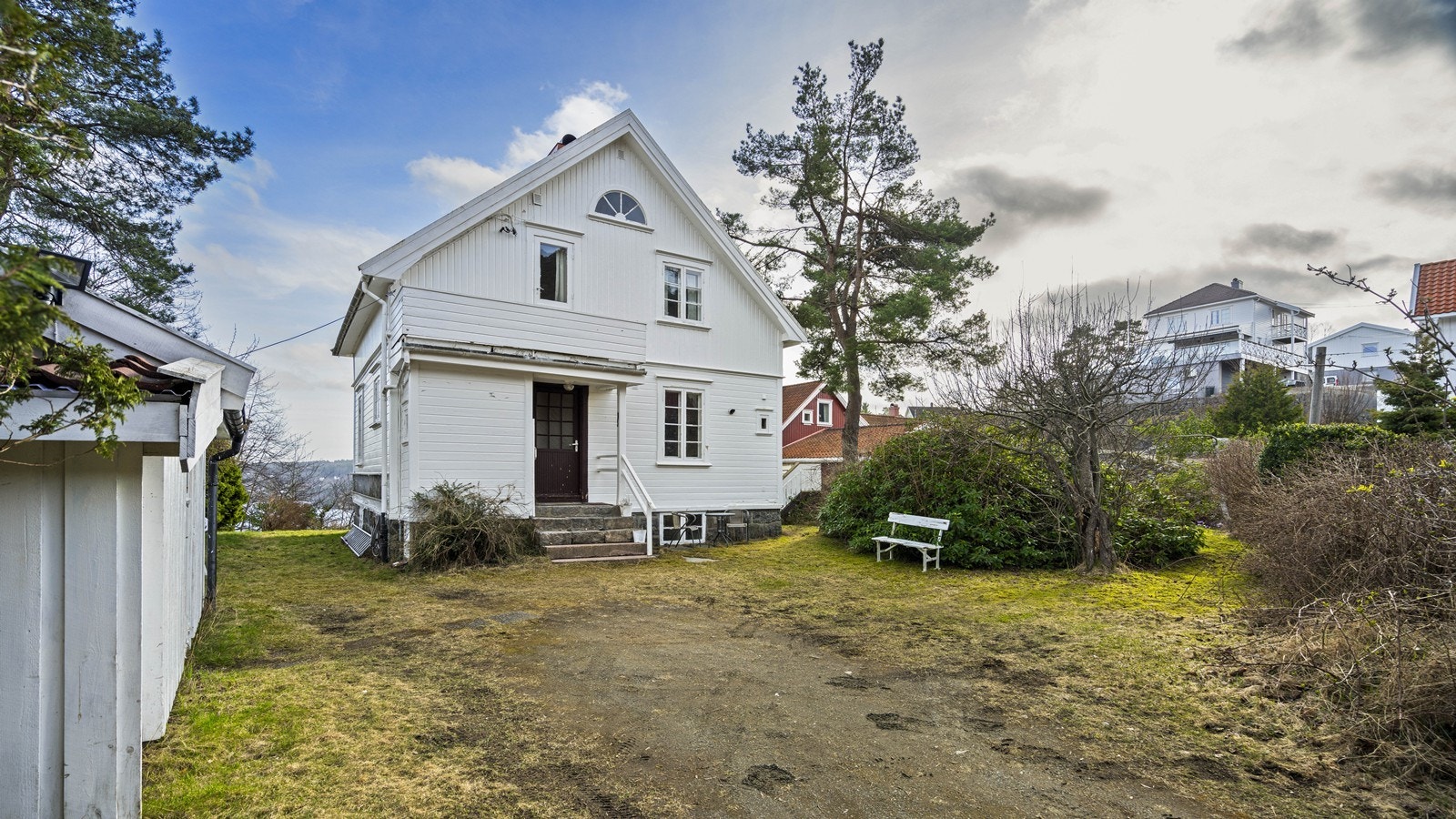 Solrik eiendom med gode parkeringsmuligheter Galleribilde