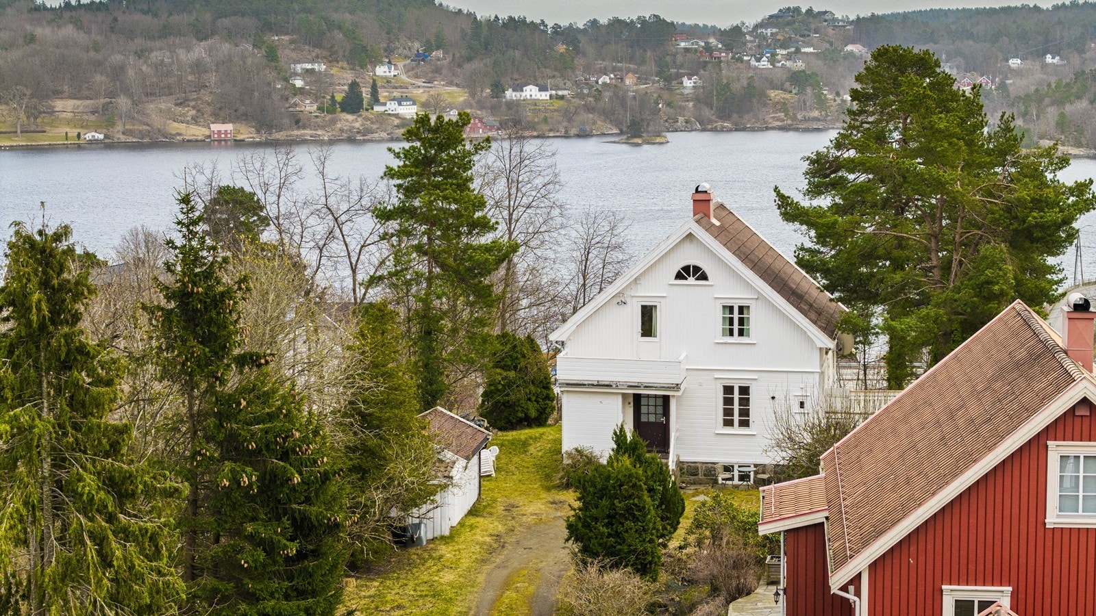 Velkommen til Solåshaven 16 - Sjarmerende autentisk enebolig - romslig og solrik tomt - barnevennlig - utsikt utover Tromøysund Galleribilde