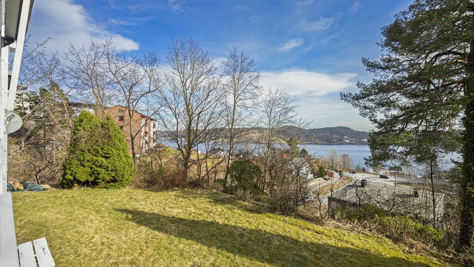 Flott uteområde med utsikt mot Tromøysund Galleribilde