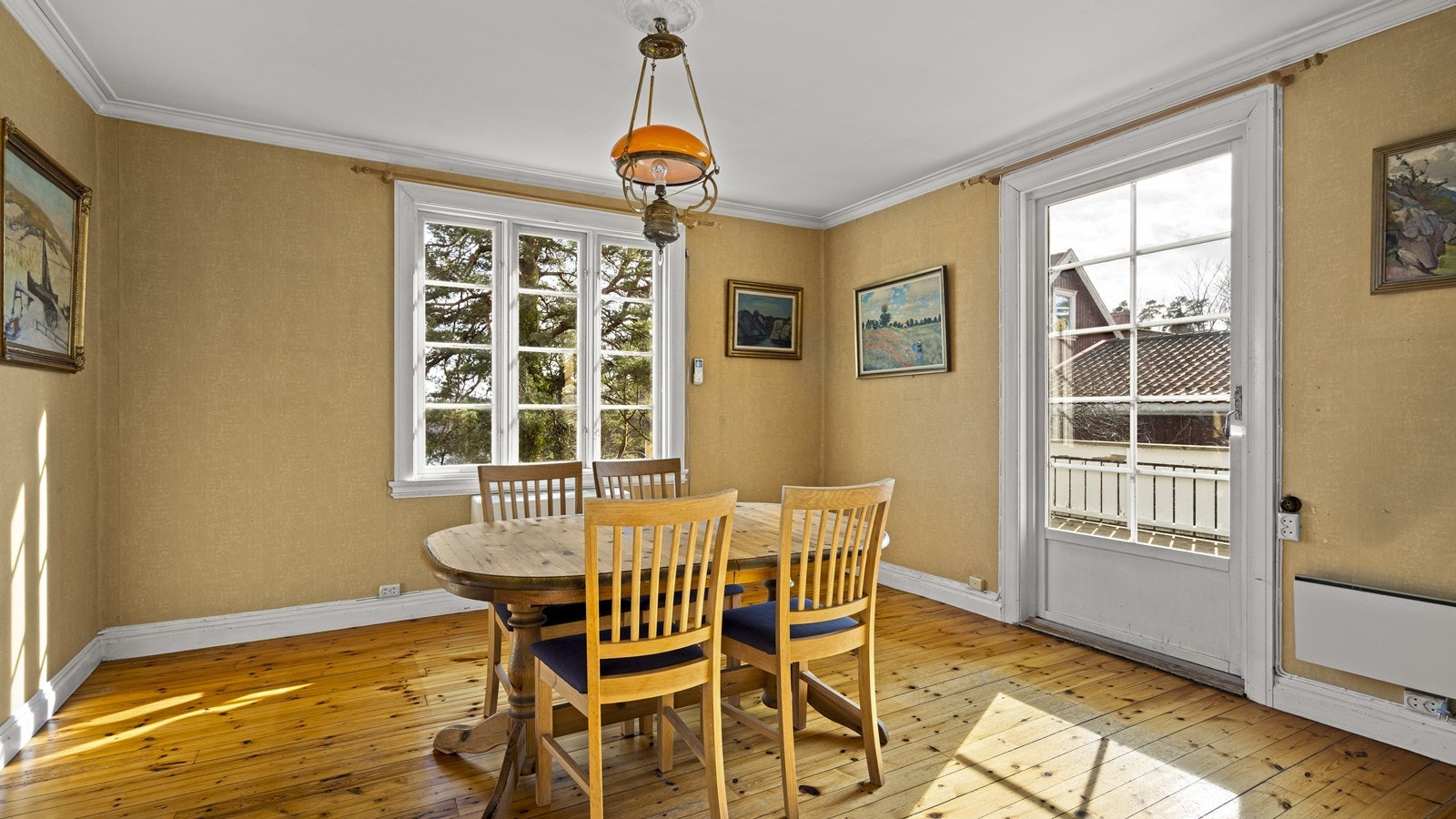 Fra spisestuen er det utgang til solrik veranda. Galleribilde