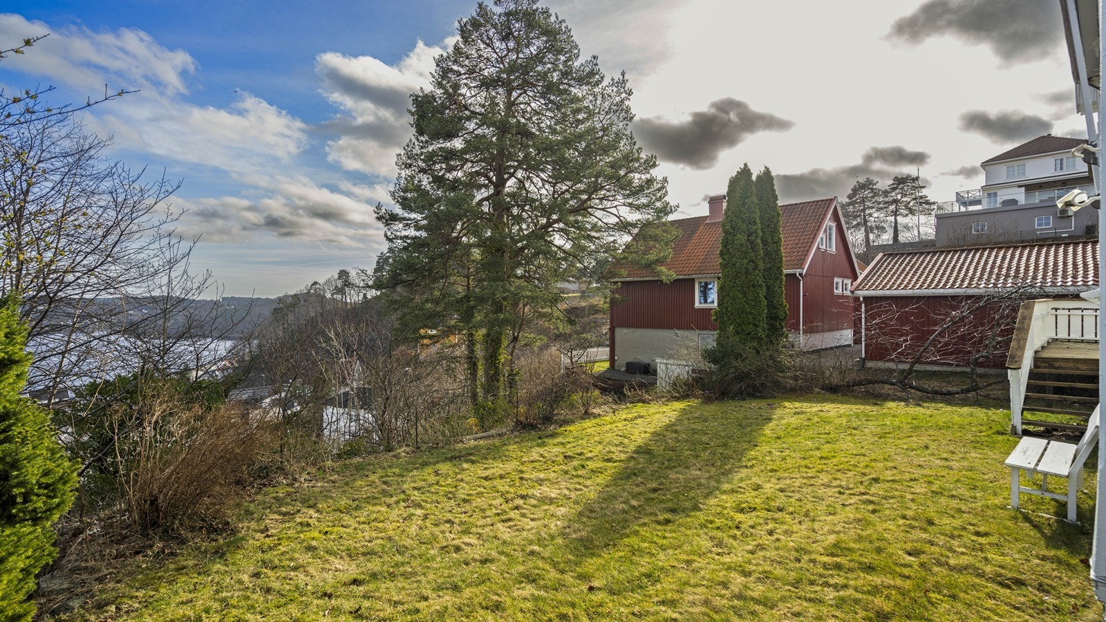 Stor og åpen gressplen som gir rom for lek og avslapping. Galleribilde