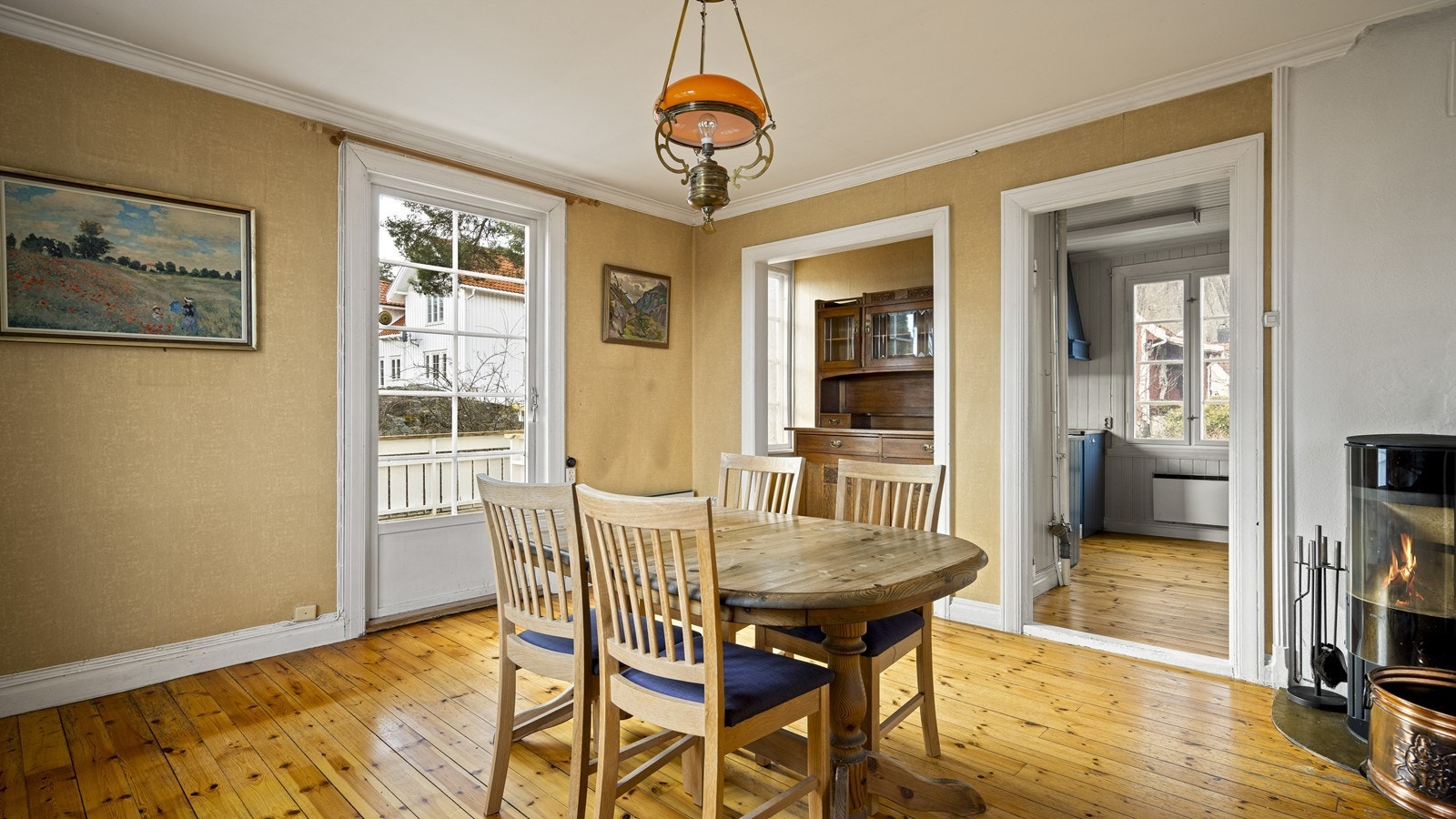 Lys og fin spisestue av klassisk preg. Galleribilde