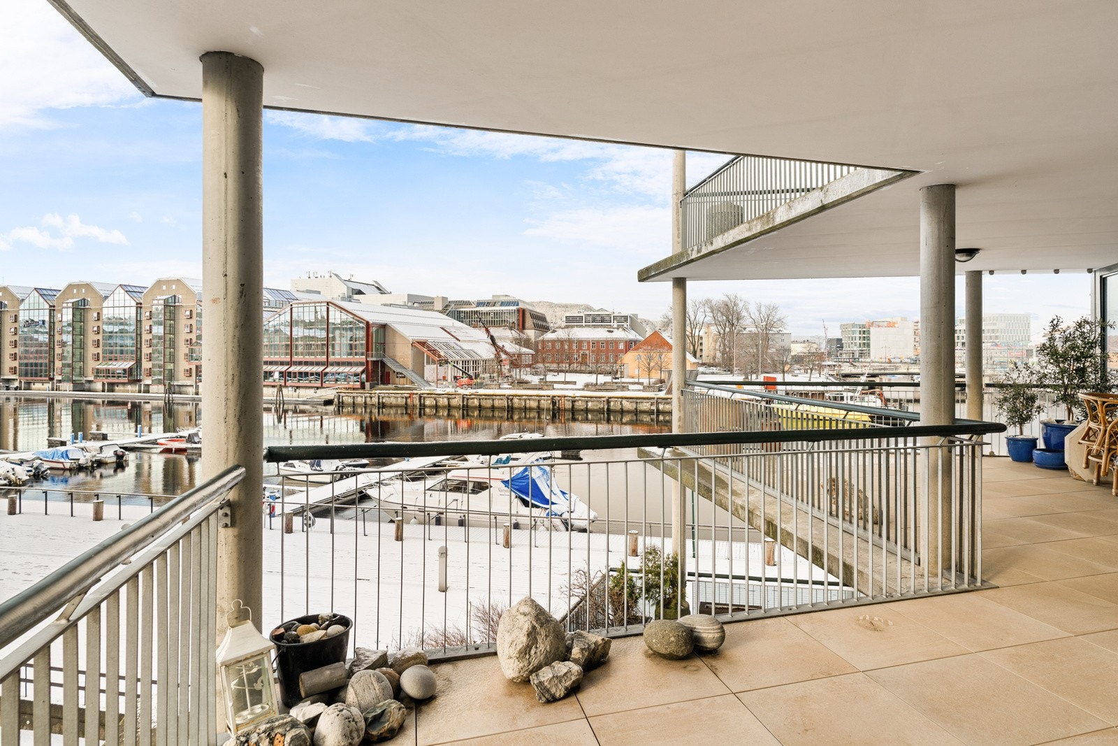 Her finner man en av byens største og mest eksklusive leiligheter på Nedre Elvehavn. Galleribilde