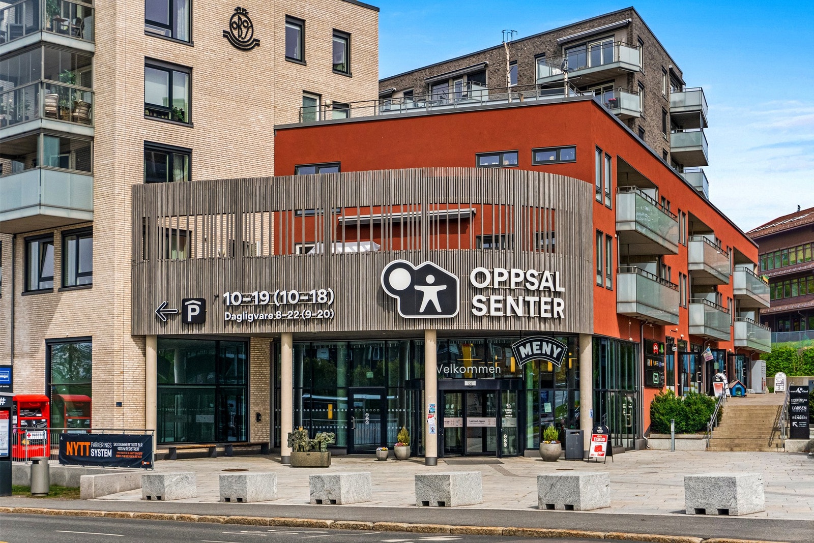 Nærområdet: Oppsal senter ligger ca. 15 min til fots fra boligen og byr på et bredt utvalg servicefasiliteter og shoppingmuligheter. Galleribilde