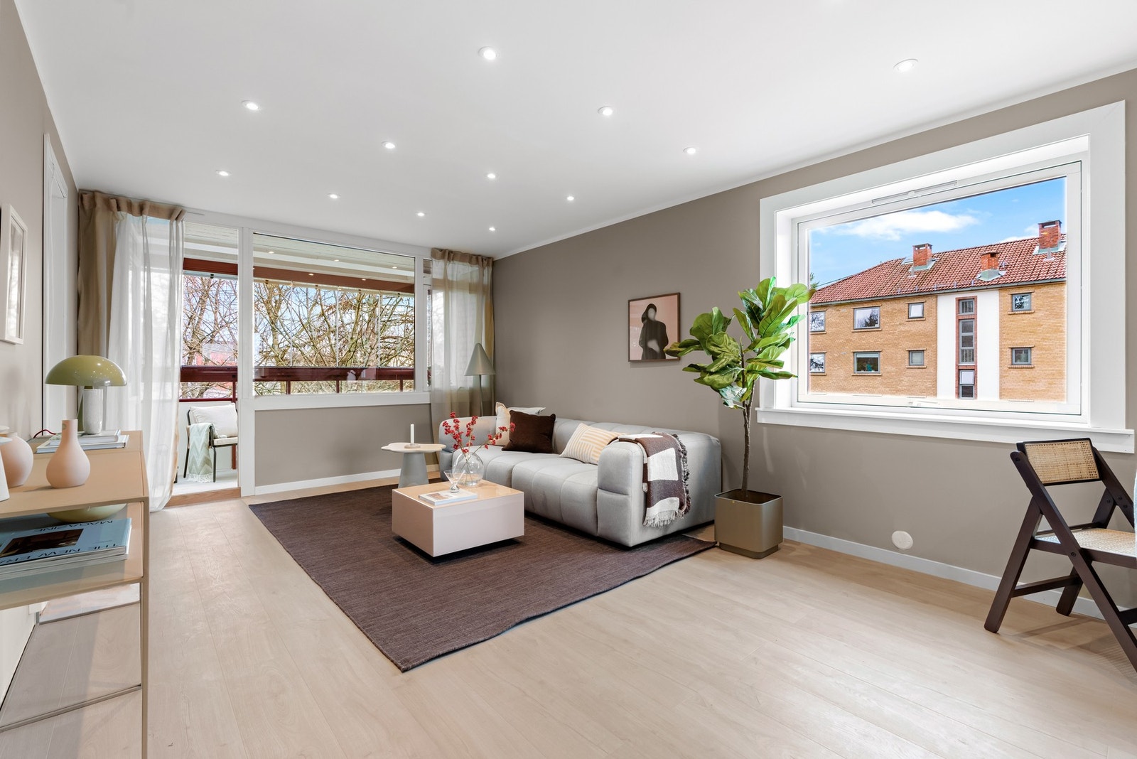 Her bor du i et rolig og barnevennlig boligområde med kort vei til kollektivtilbud, skoler og barnehager, servicefasiliter m.m. Galleribilde