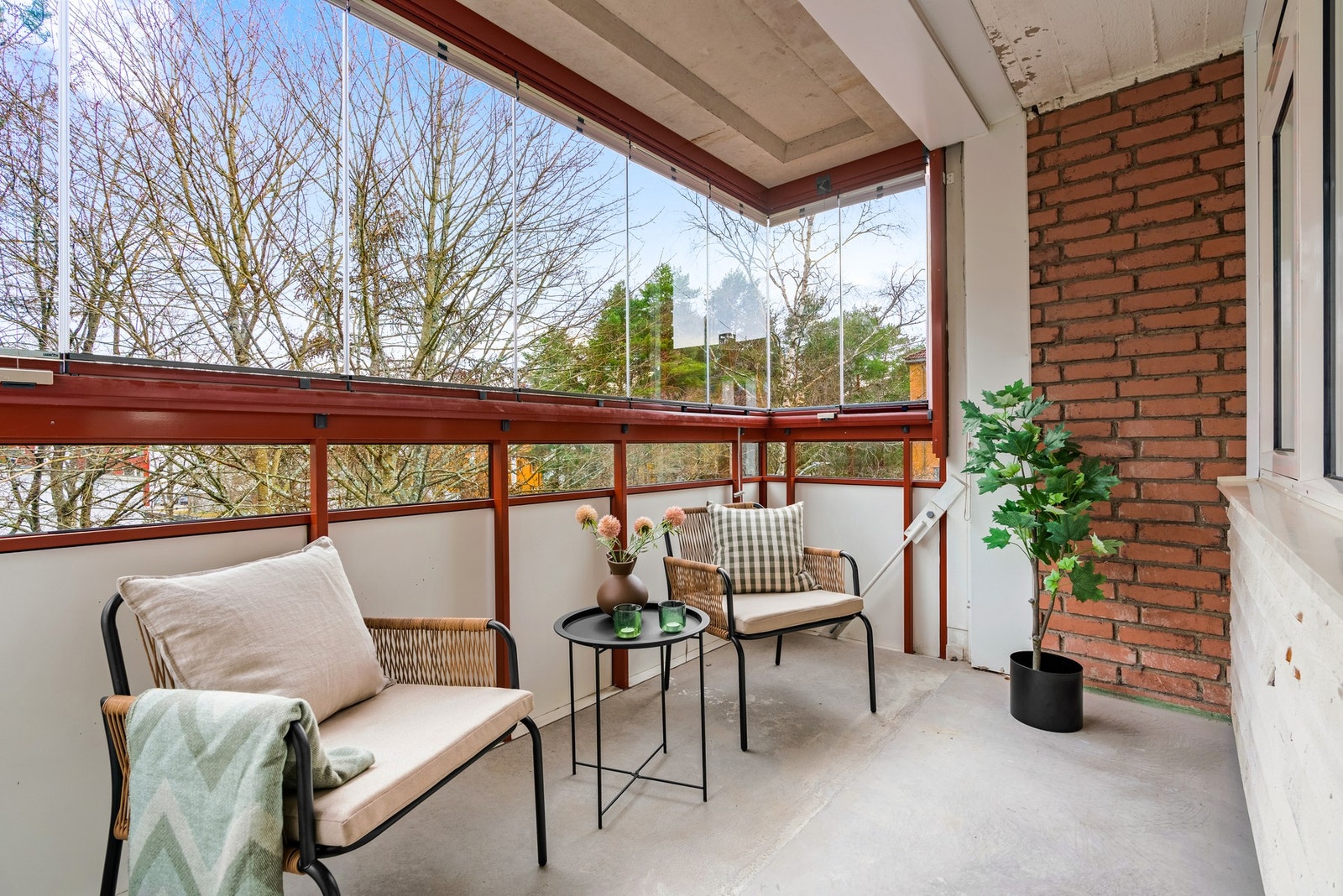 En strøken 4-roms endeleilighet med sydvendt, innglasset balkong. Galleribilde