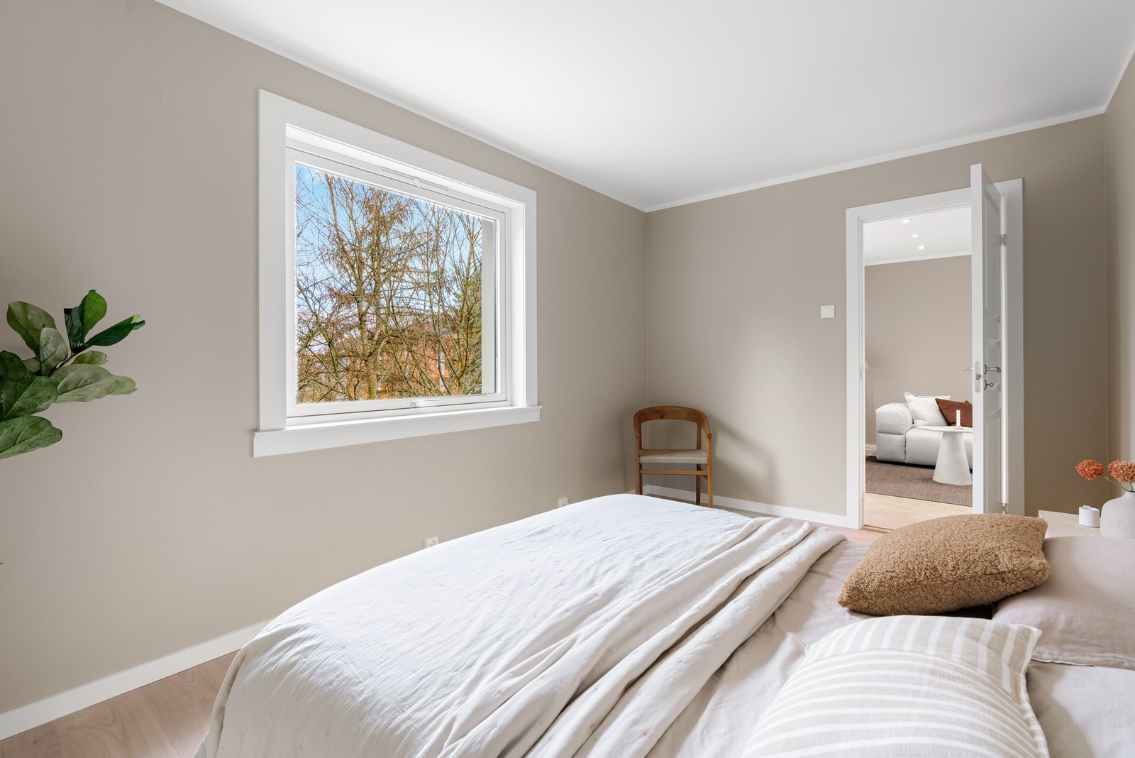 God størrelse på hovedsoverom, med plass til dobbeltseng og garderobeinnredning etter eget ønske. Galleribilde