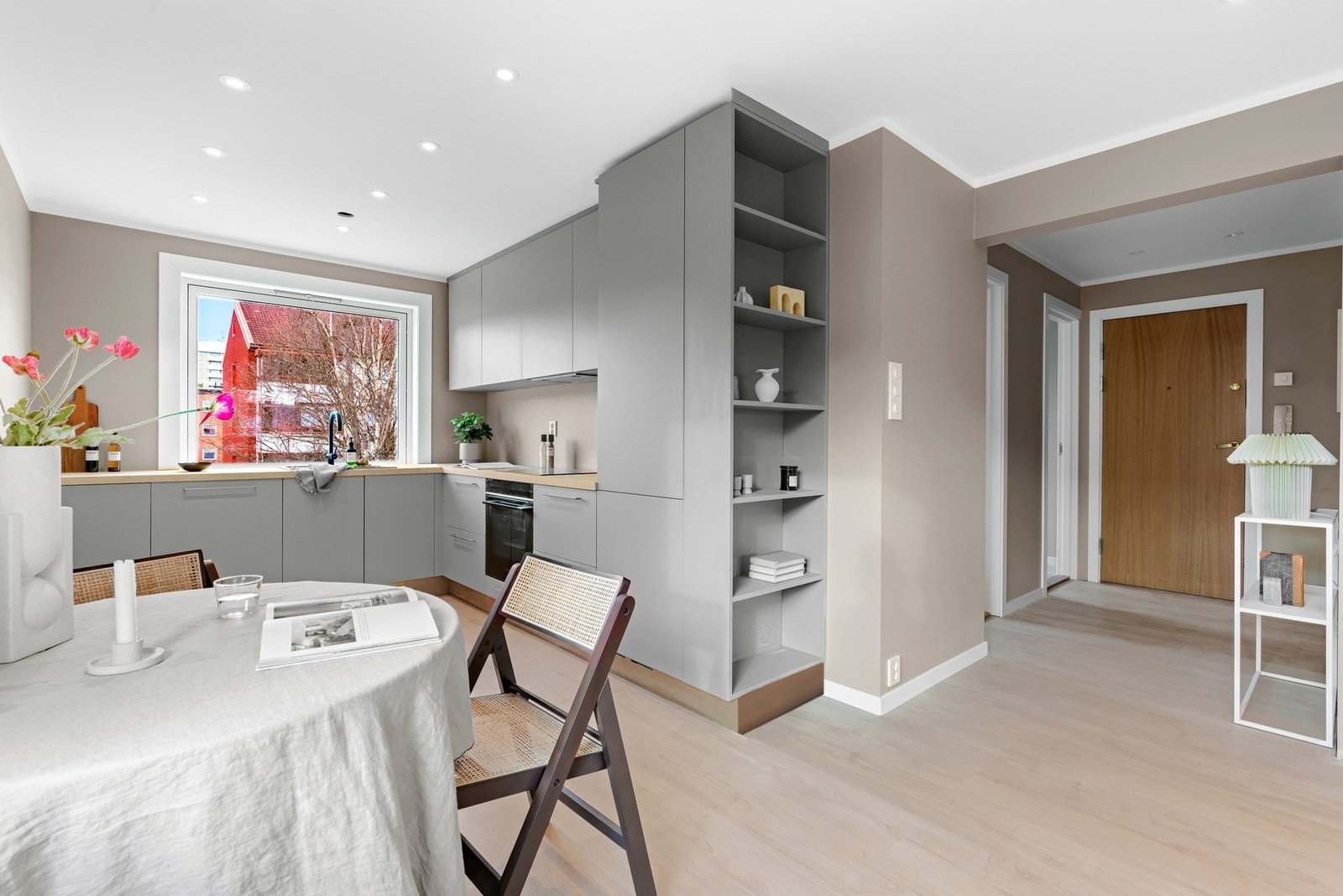 Den åpne stue/kjøkken-løsningen legger til rette for god oversikt og et sosialt miljø. Galleribilde