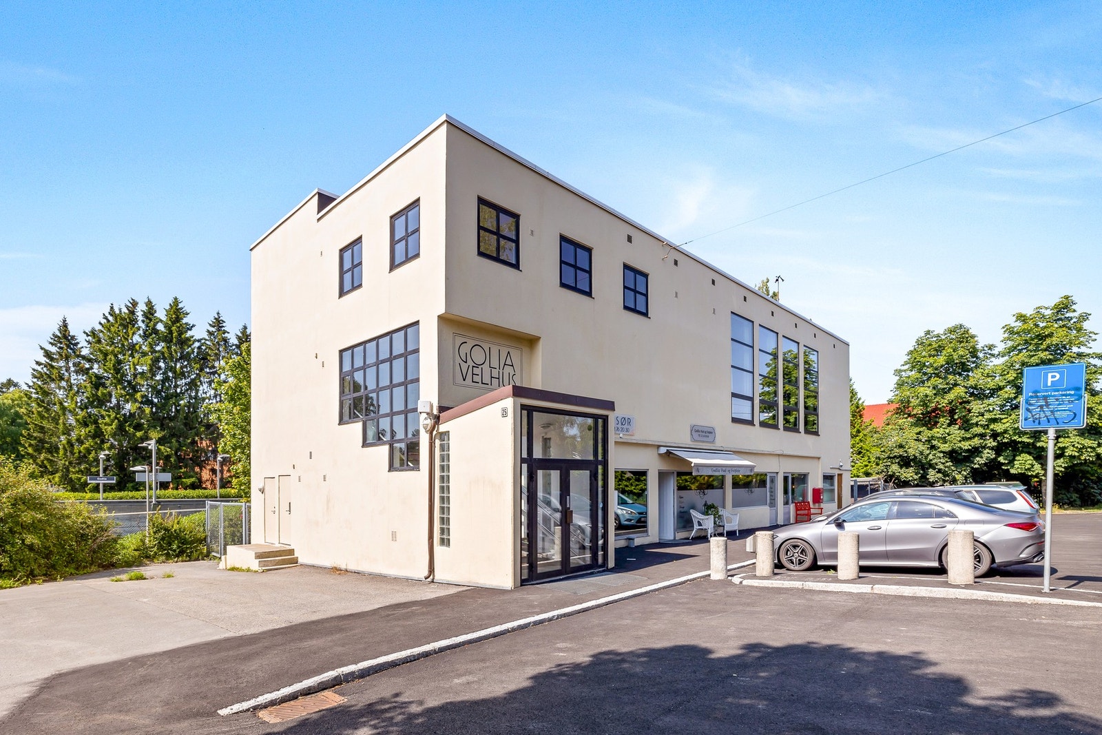 Nærområdet: Golia Vertshus er et møtelokale som ligger 15 min til fots fra boligen og som kan leies for ulike aktiviteter og arrangementer. Galleribilde