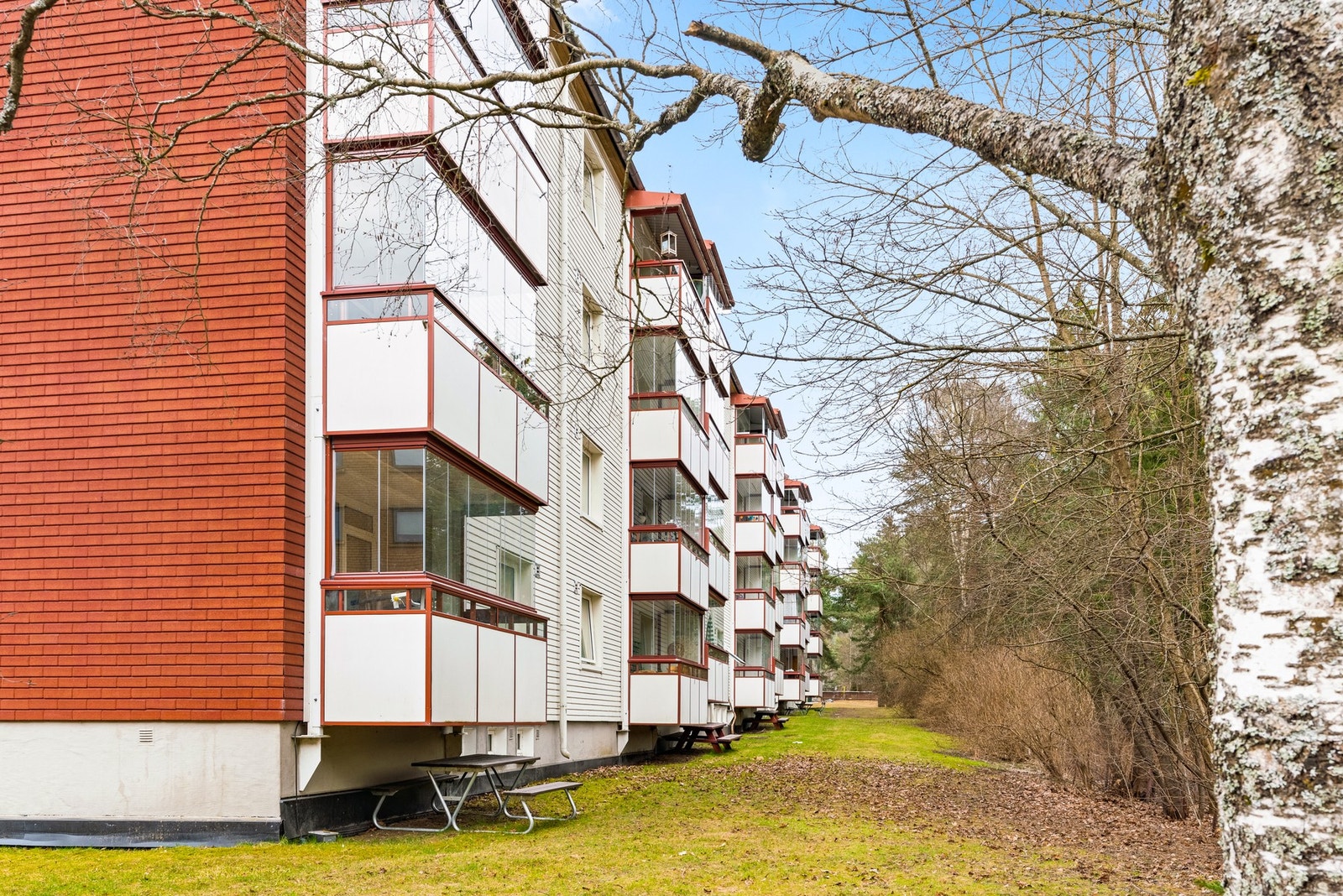 Balkongside. Leiligheten ligger i 3. etasje. Galleribilde