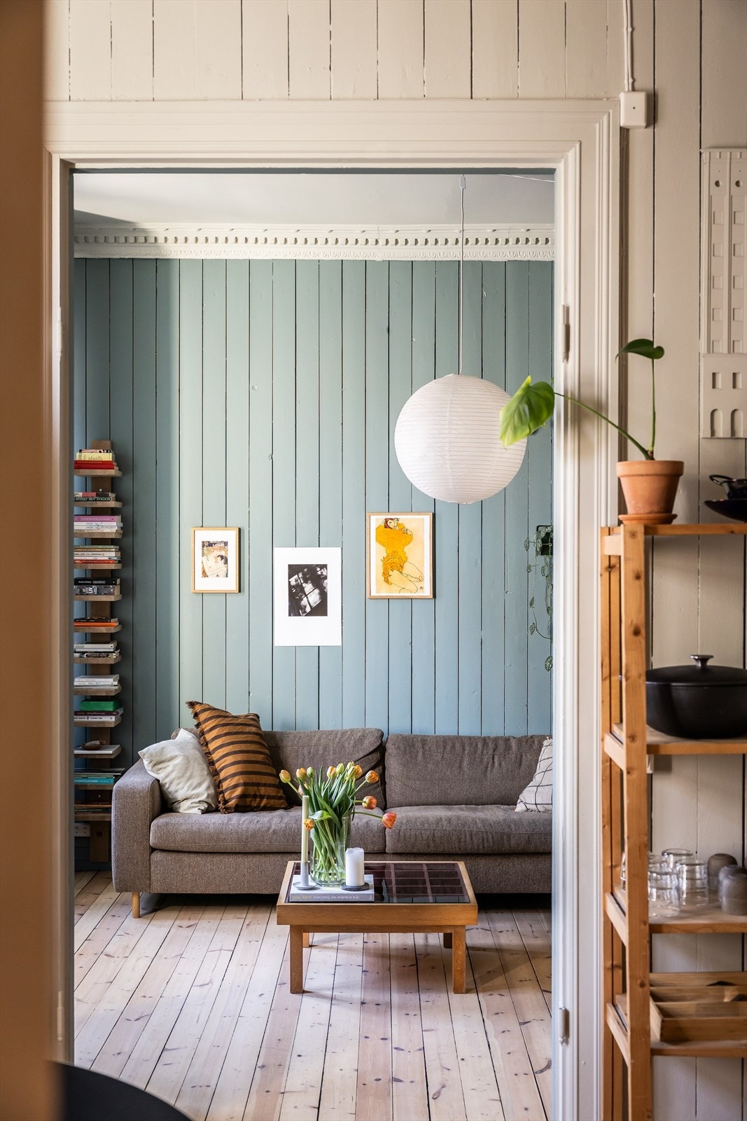 Her får du en fantastisk takhøyde på over 3 m og vakre originale tregulv Galleribilde