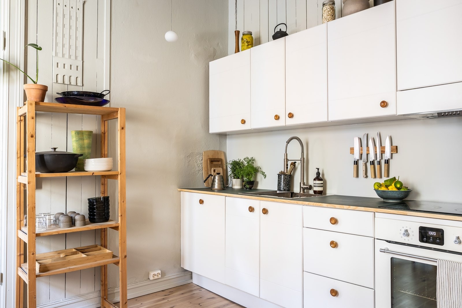 Pent kjøkken som ble montert år 2021 Galleribilde