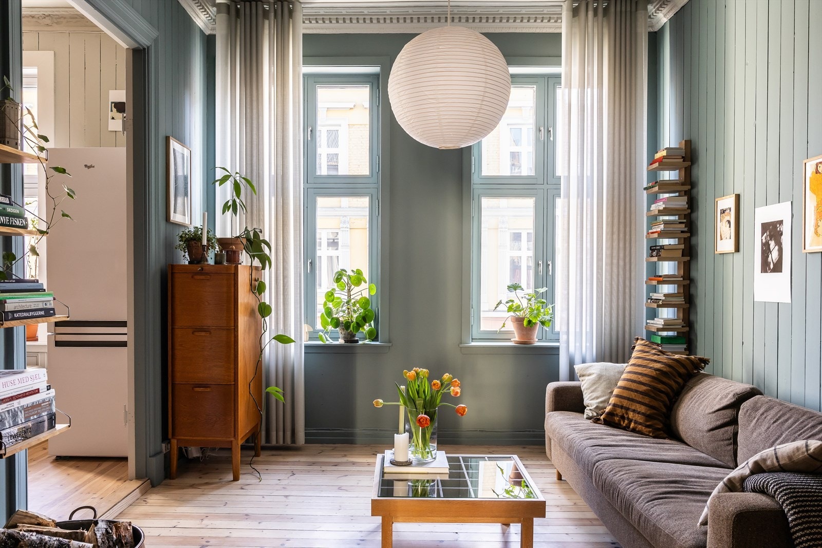 Leiligheten er malt i en lekker og svært gjennomført fargepalett Galleribilde