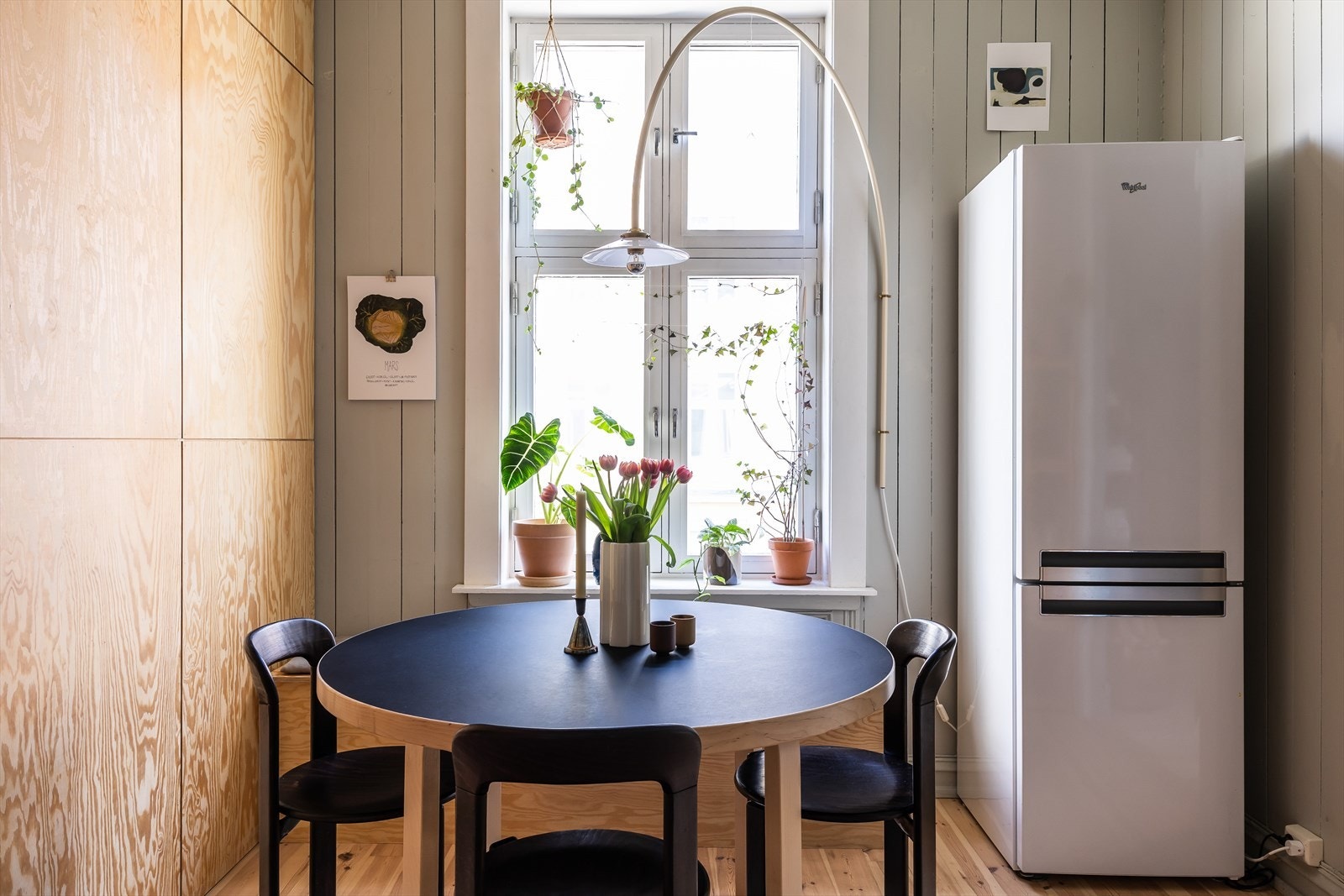 Koselig spiseplass ved vinduet Galleribilde