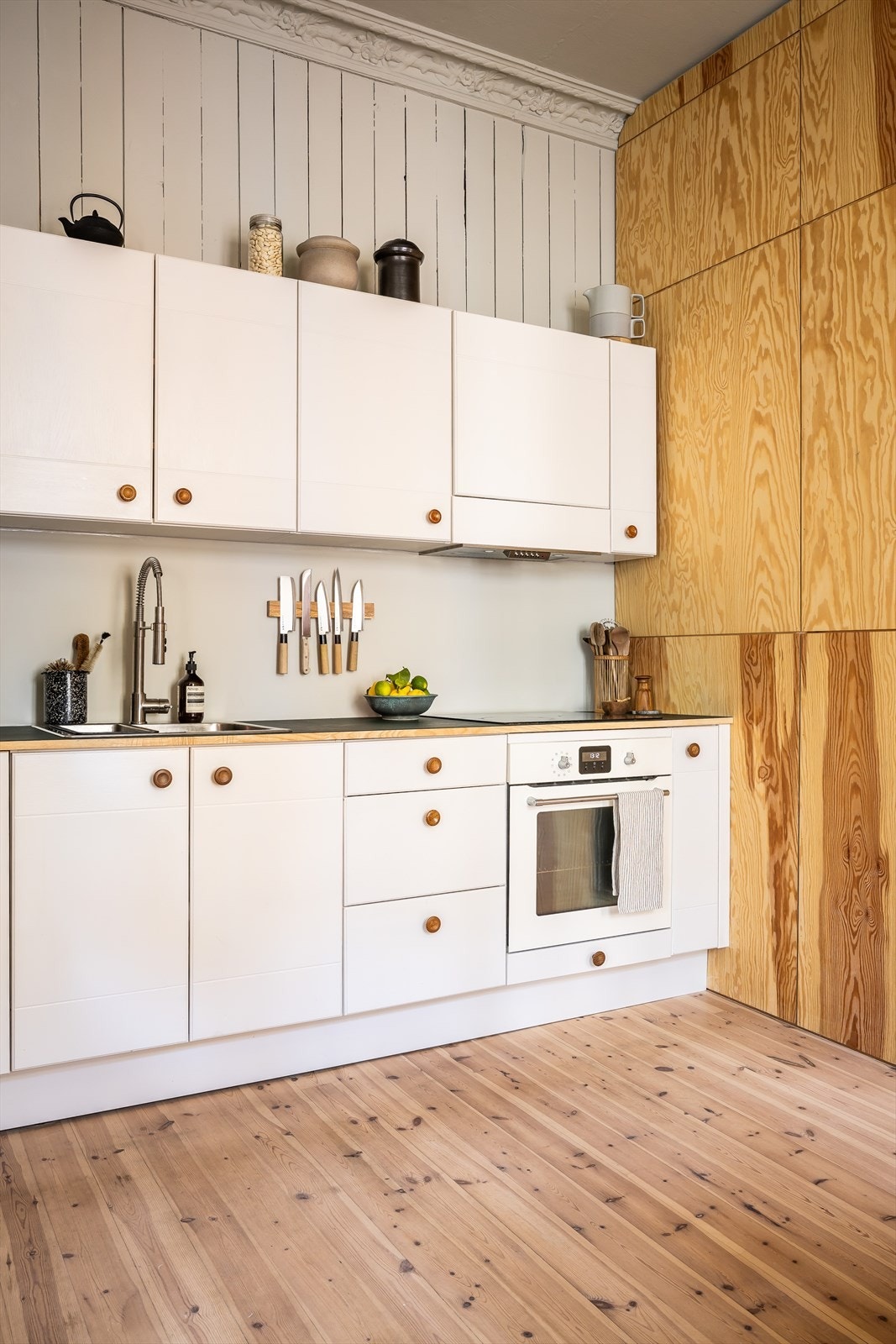 Kjøkkenet har integrert komfyr og oppvaskmaskin Galleribilde