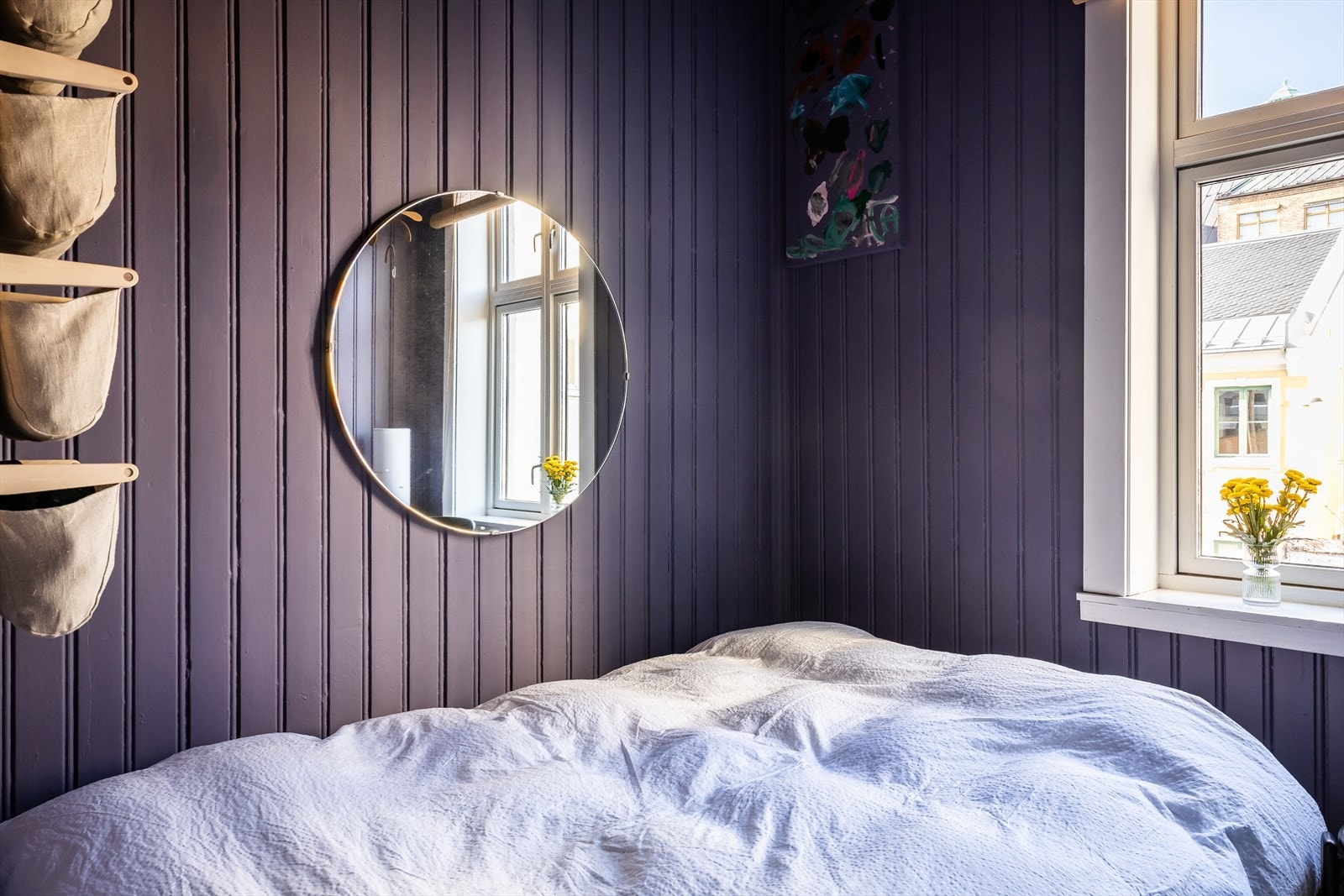 Rommet er malt i dyp og lekker blå/fiolett-farge Galleribilde