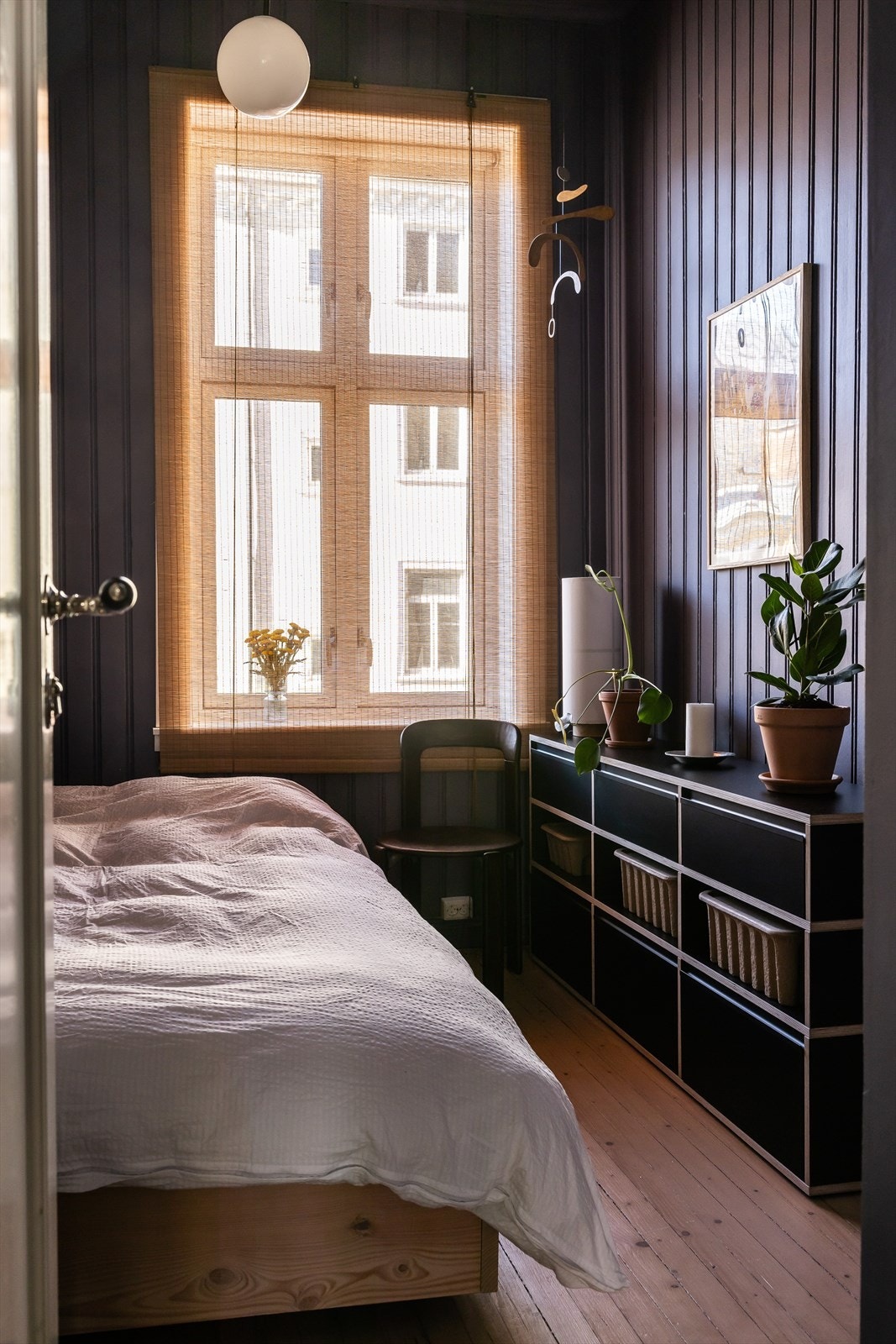 Lunt og delikat soverom som vender ut mot bakgården Galleribilde