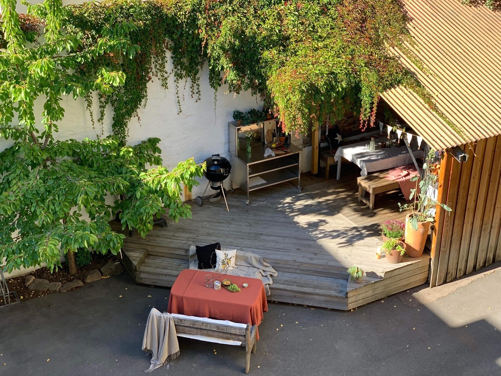 Borettslaget byr på en flott bakgård som er en grønn og skjermet oase! Galleribilde