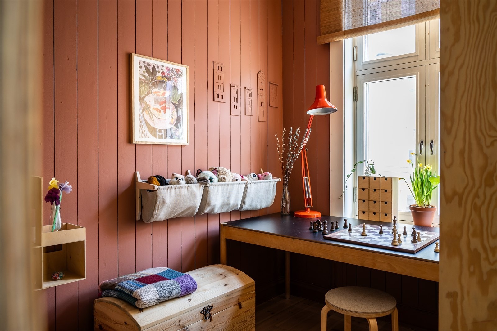 Koselig soverom som passer perfekt som barnerom, gjesterom eller kontor Galleribilde