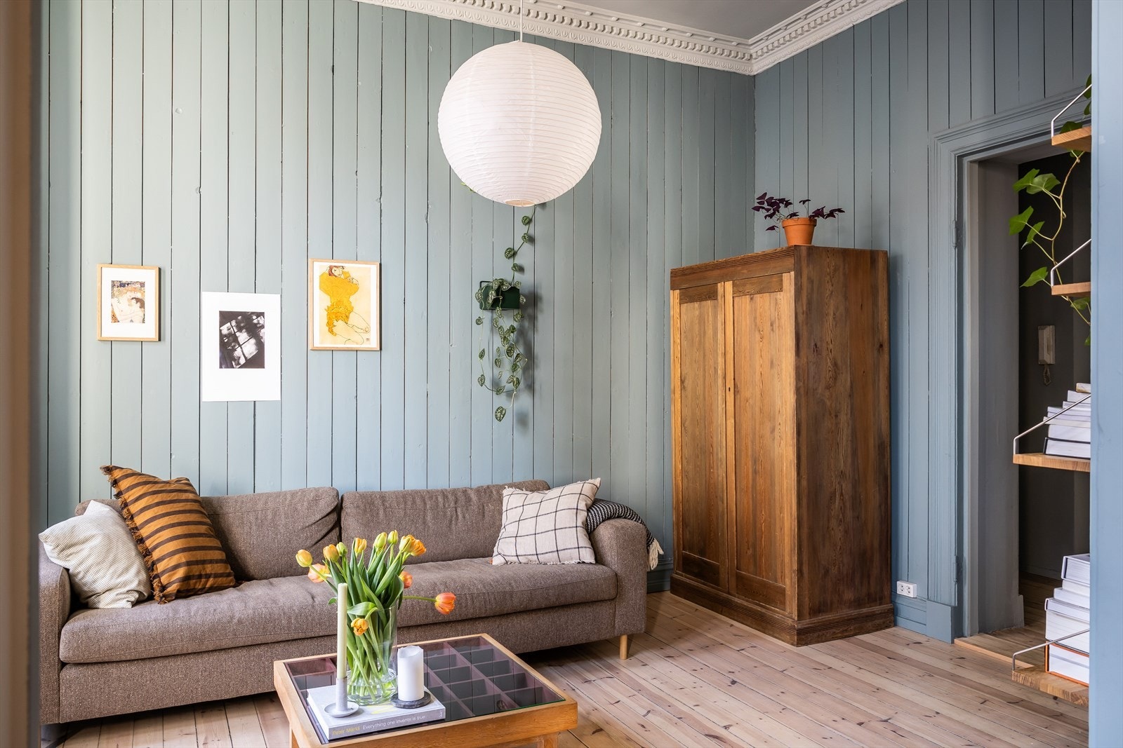 Innvendig fremstår boligen svært lekker med en arealeffektiv planløsning og behagelige romløsninger Galleribilde