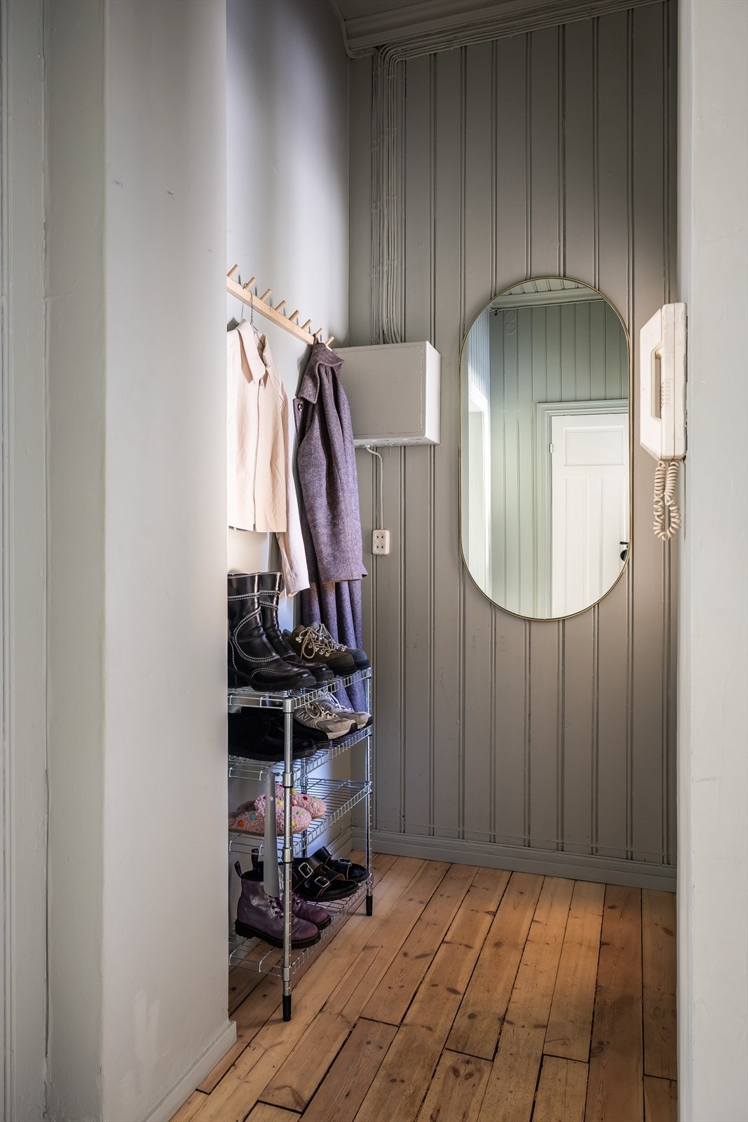Hyggelig entré hvor det er god plass til å henge fra seg yttertøy og sko Galleribilde
