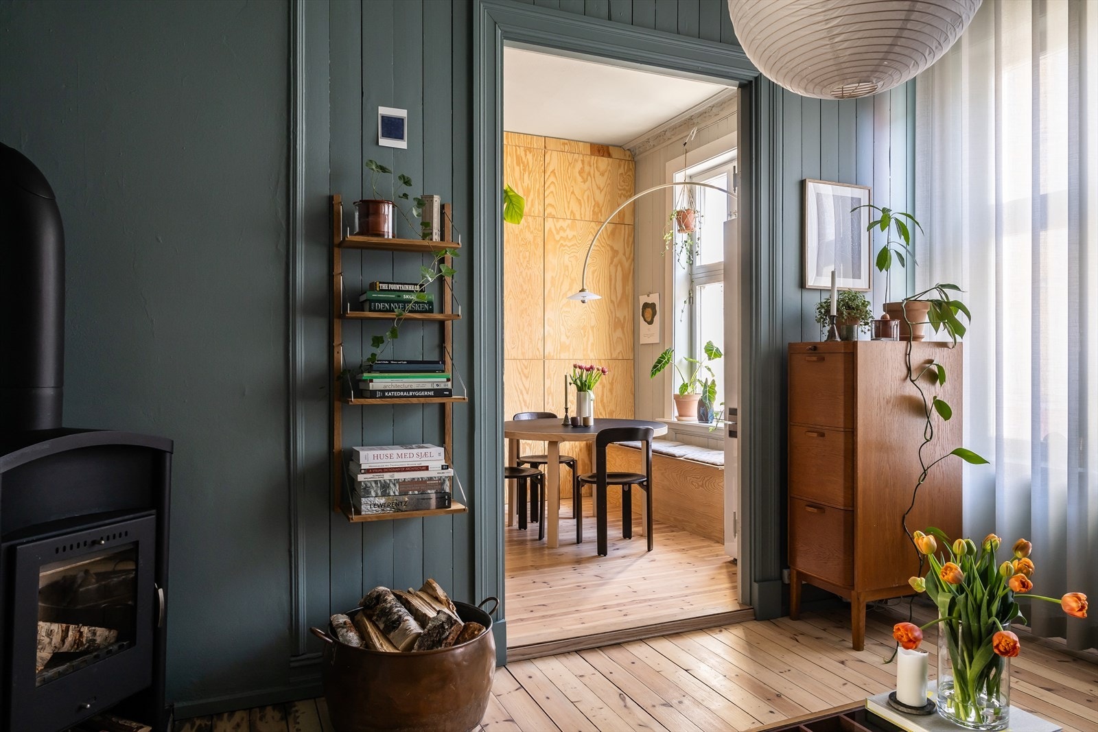 Her er det gjennomgående store og vakre vindusflater som slipper inn mye lys og er med på å skape den gode atmosfæren Galleribilde