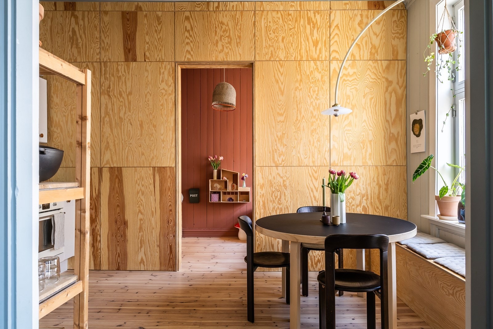 Separat kjøkken med god plass til spisebord Galleribilde