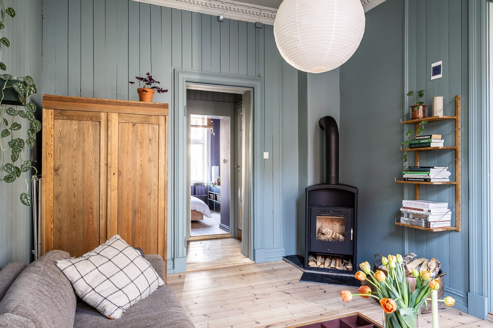 I stuen står det en peisovn som gir ekstra varme og hygge på kaldere dager Galleribilde