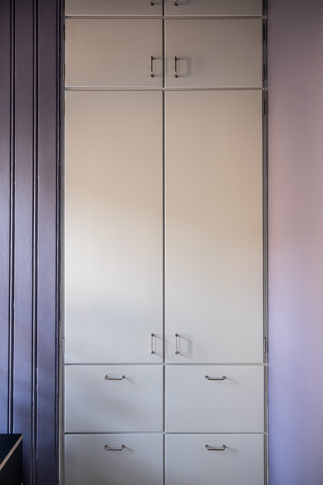 Soverommet byr på godt med oppbevaringsmuligheter i plassbygde skap som ble montert av en møbelsnekker i 2022 Galleribilde