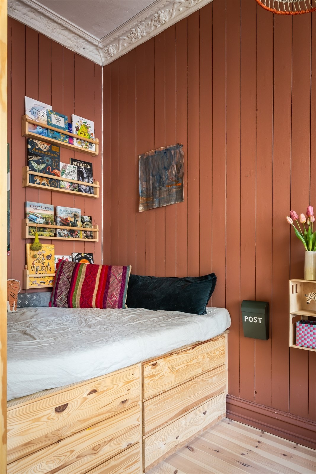 Plassbygget barneseng som er ca. 1,7 m i bredden. Sengen har skuffer som gir godt med oppbevaringsmuligheter Galleribilde