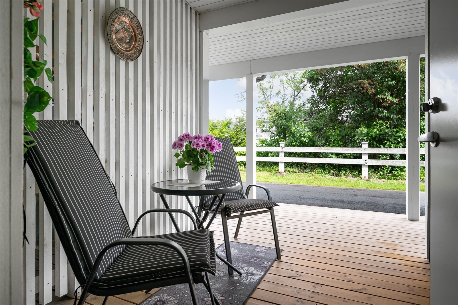 Du ønskes velkommen inn via et hyggelig overbygget inngangsparti med en terrasseplatting. Galleribilde