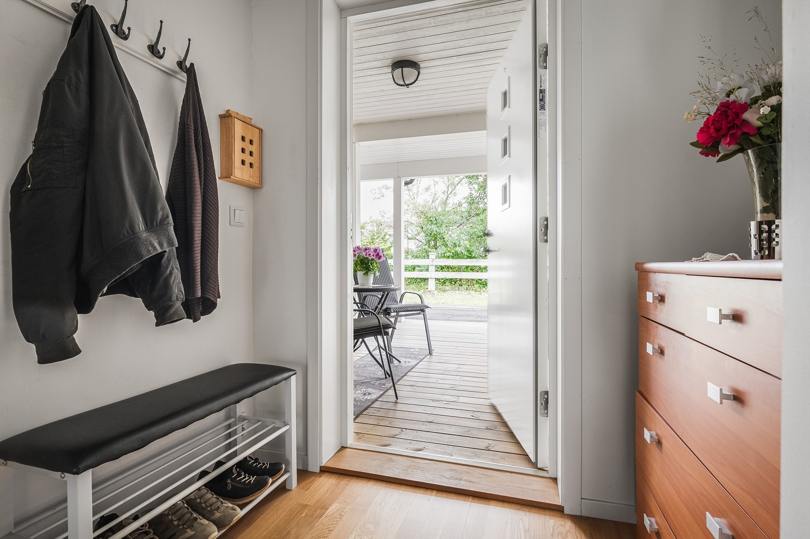 Når du entrer leiligheten kommer du inn i en praktisk entré med plass til sko og oppheng av yttertøy. Galleribilde