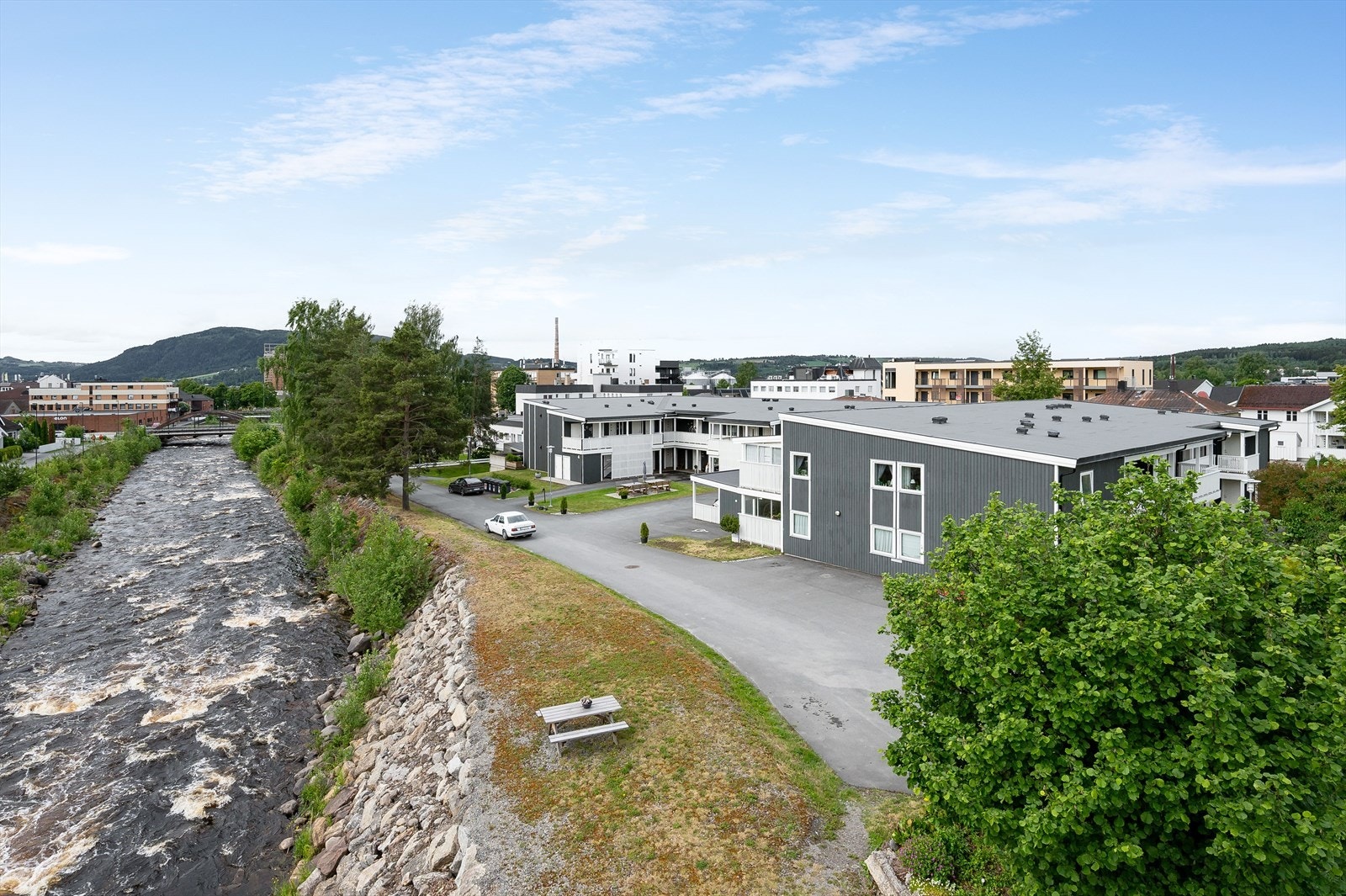 Leiligheten har en fin og sentral beliggenhet i Brumunddal rett ved elva Brumunda. Galleribilde