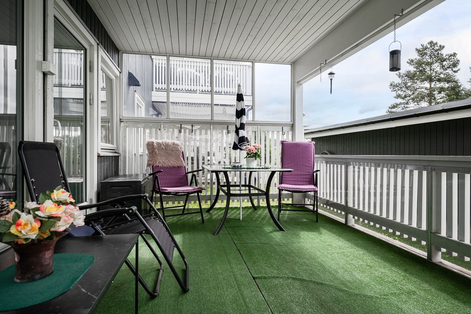 Fra stuen har du utgang til en koselig sydvendt terrasse. Terrassen er overbygget og har plexiglass i den ene enden som gjør at du sitter skjermet og lunt. Galleribilde