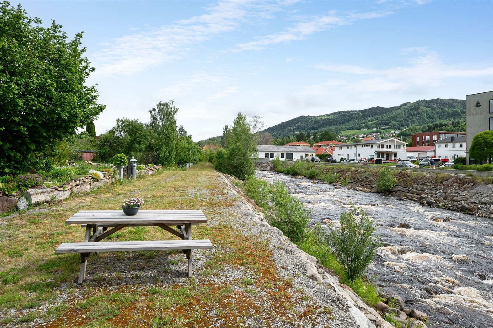 Her bor du sentralt med kort gangavstand til alle byfasiliteter, samtidig som det er umiddelbar nærhet til flotte turmuligheter langs elva og Mjøsa. Galleribilde