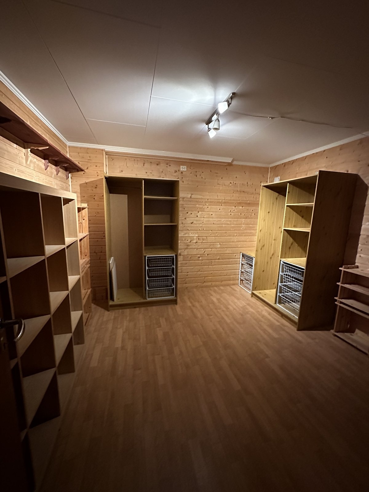 Garderobe-rommet med nytt tak Galleribilde