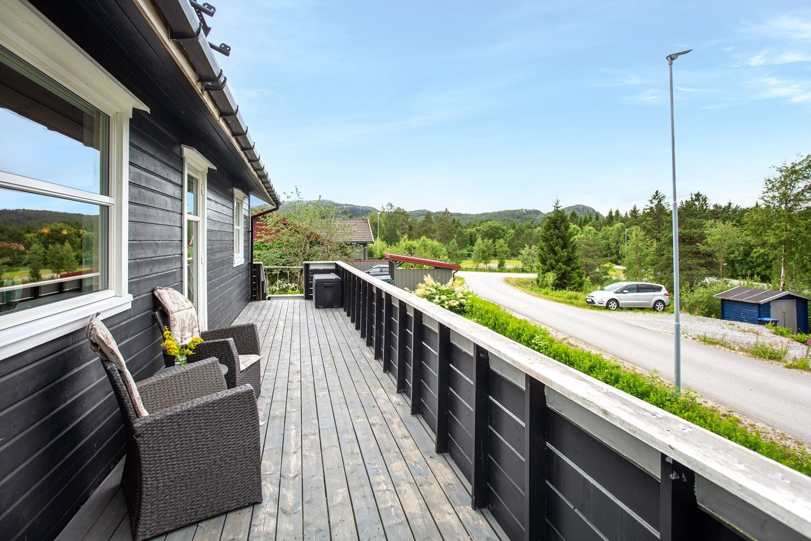 Veranda langs hele fremsiden av boligen Galleribilde