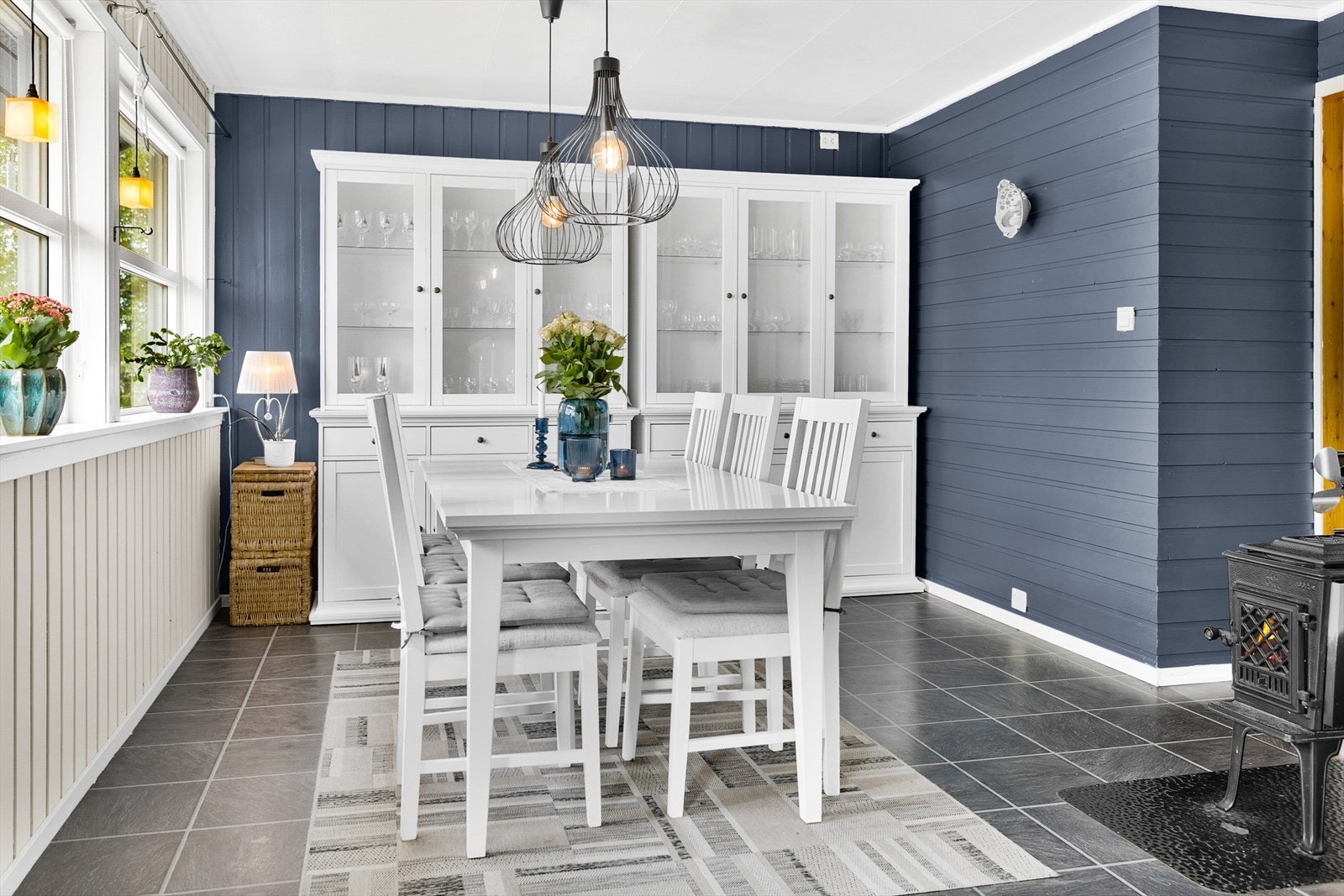 Denne delen av stua er innredet som spisestue, inngang til kjøkkenet til høyre i bildet Galleribilde