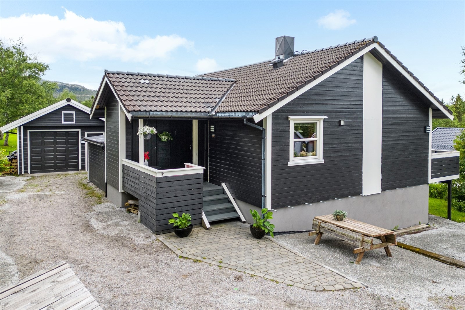 Enebolig med garasje og en romslig tomt Galleribilde