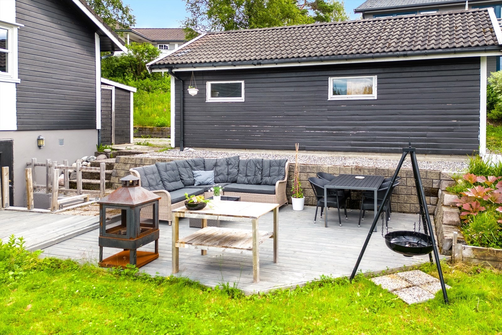 Det er inngang ned til sokkel og inn til vaskerommet til venstre i bildet Galleribilde