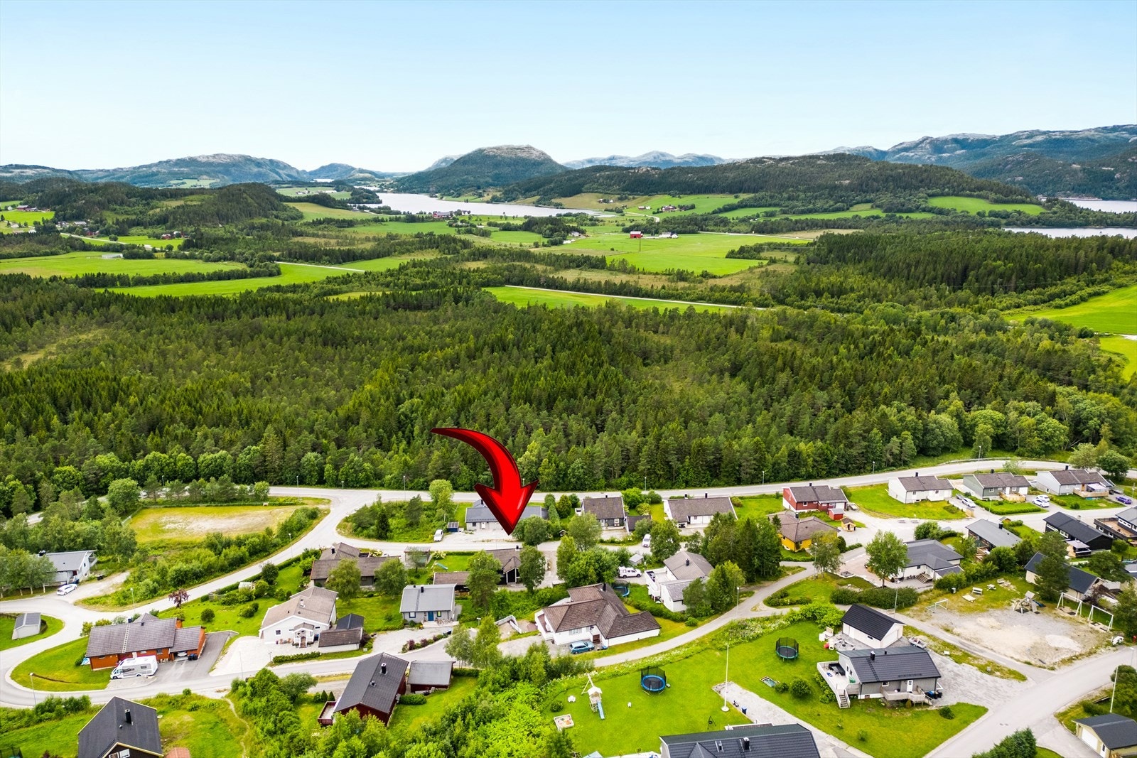 Rådyrvegen er et populært boligområde, med både ung og gammel som bor i nabolaget. Legg merke til leikeplassen til høyre i bildet Galleribilde