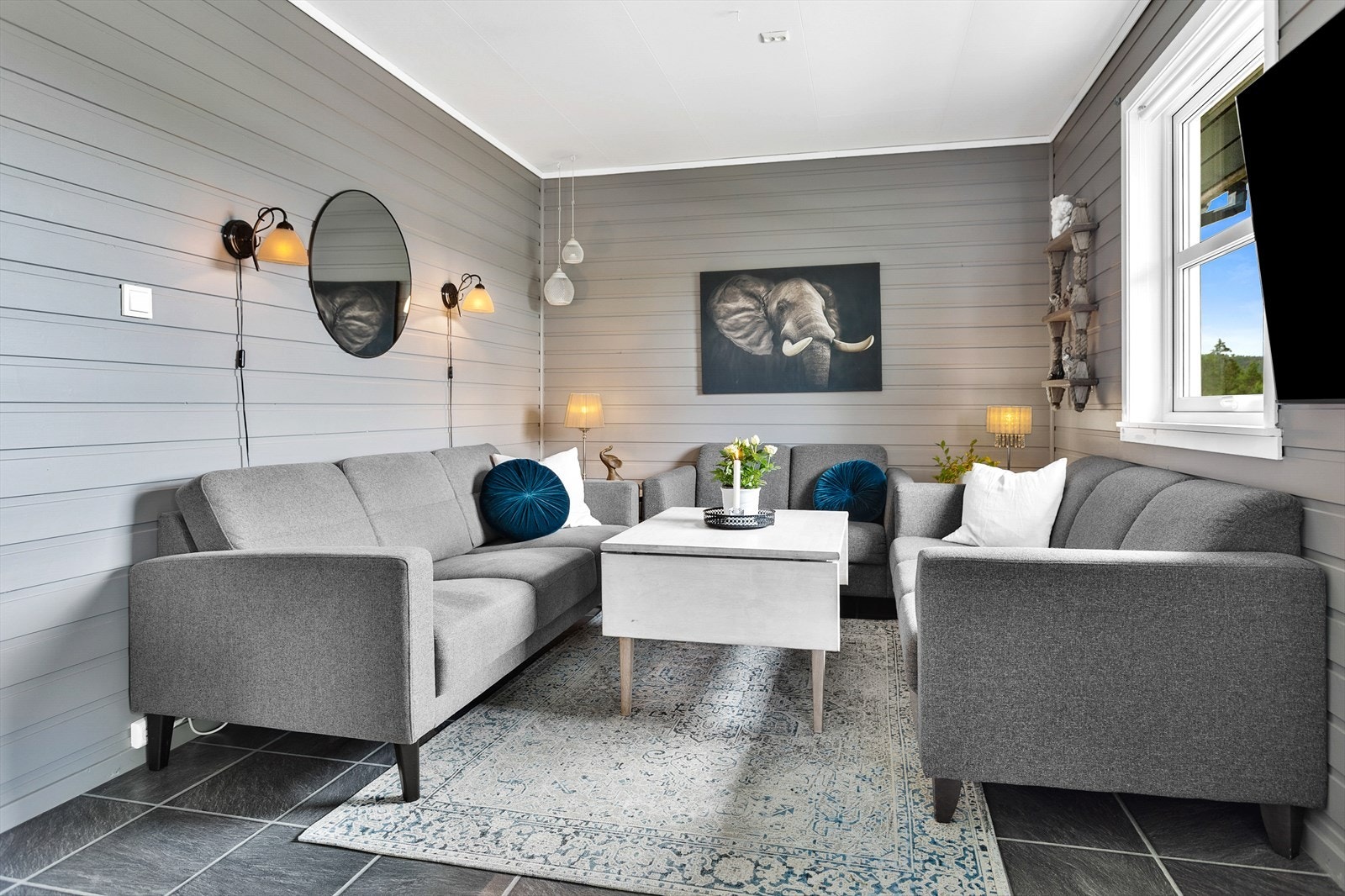 Stua ble oppusset i 2023, med malte panelvegger, klikkgulv og takess Galleribilde