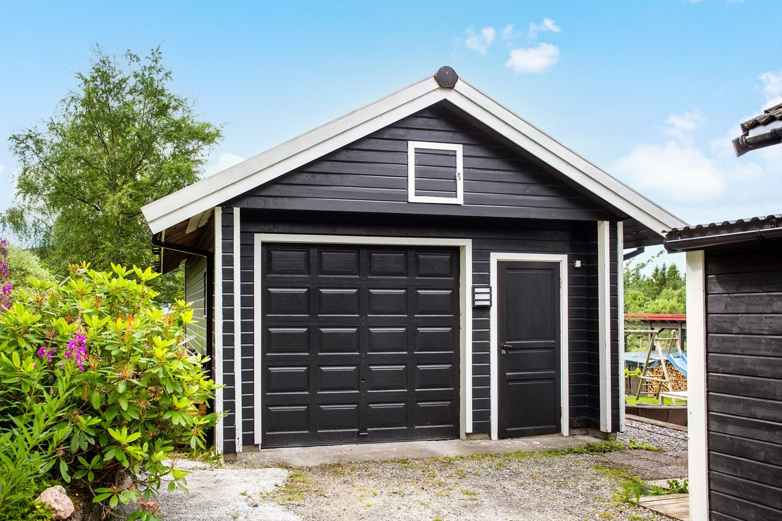 Boligen og garasjen ble malt i 2023 Galleribilde