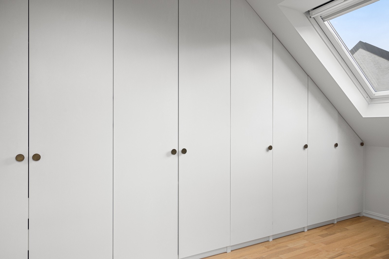 Rikelig med skapplass på soverommet Galleribilde