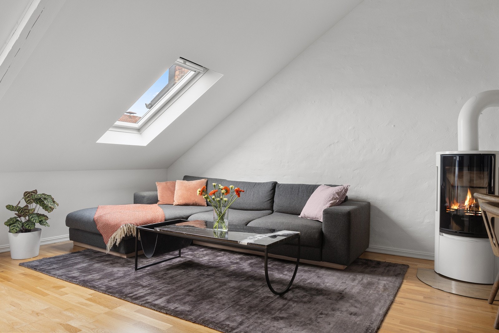 Boligen er malt i lyse og tidsriktige farger Galleribilde