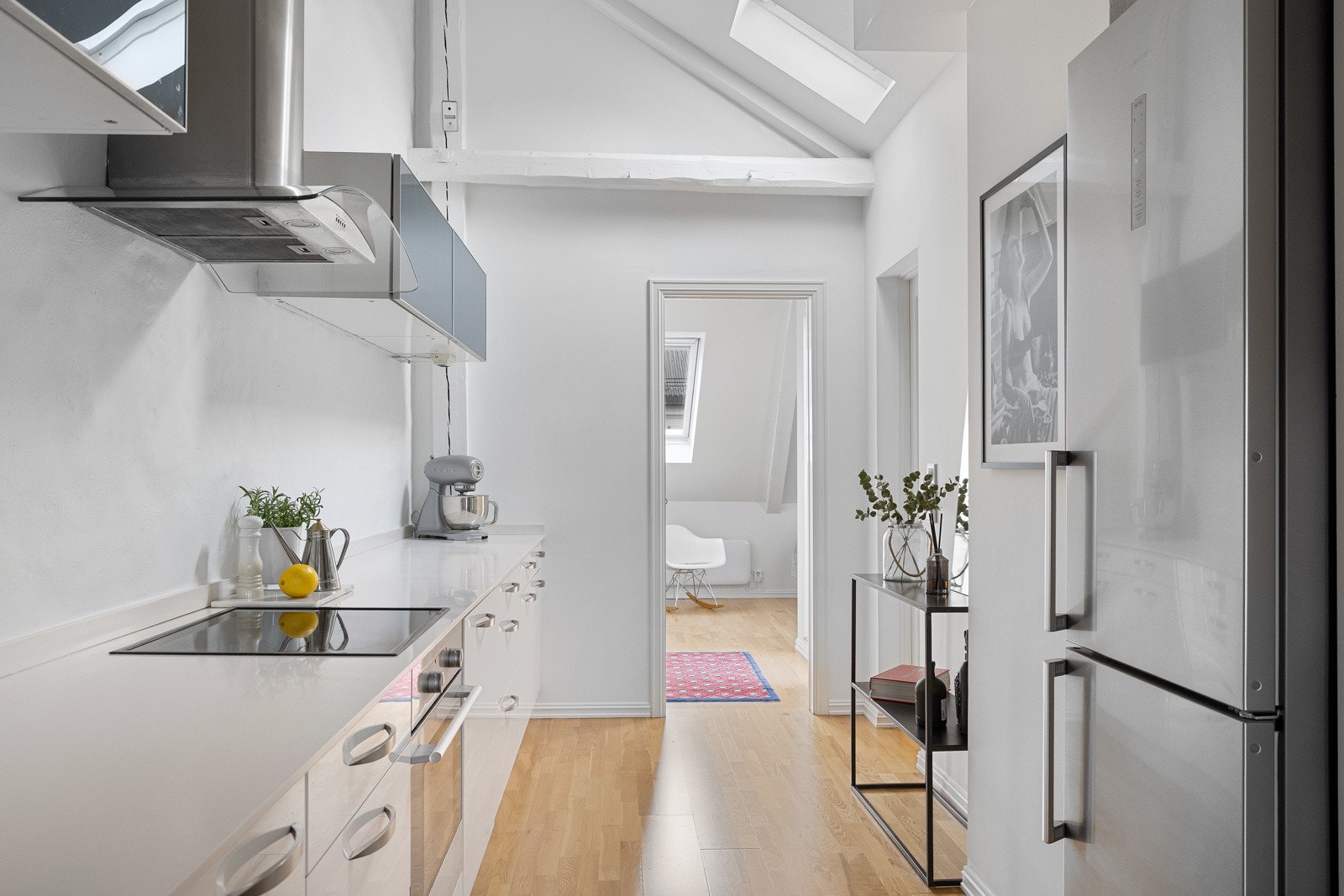 Moderne kjøkkeninnredning med god benke- og skapplass Galleribilde